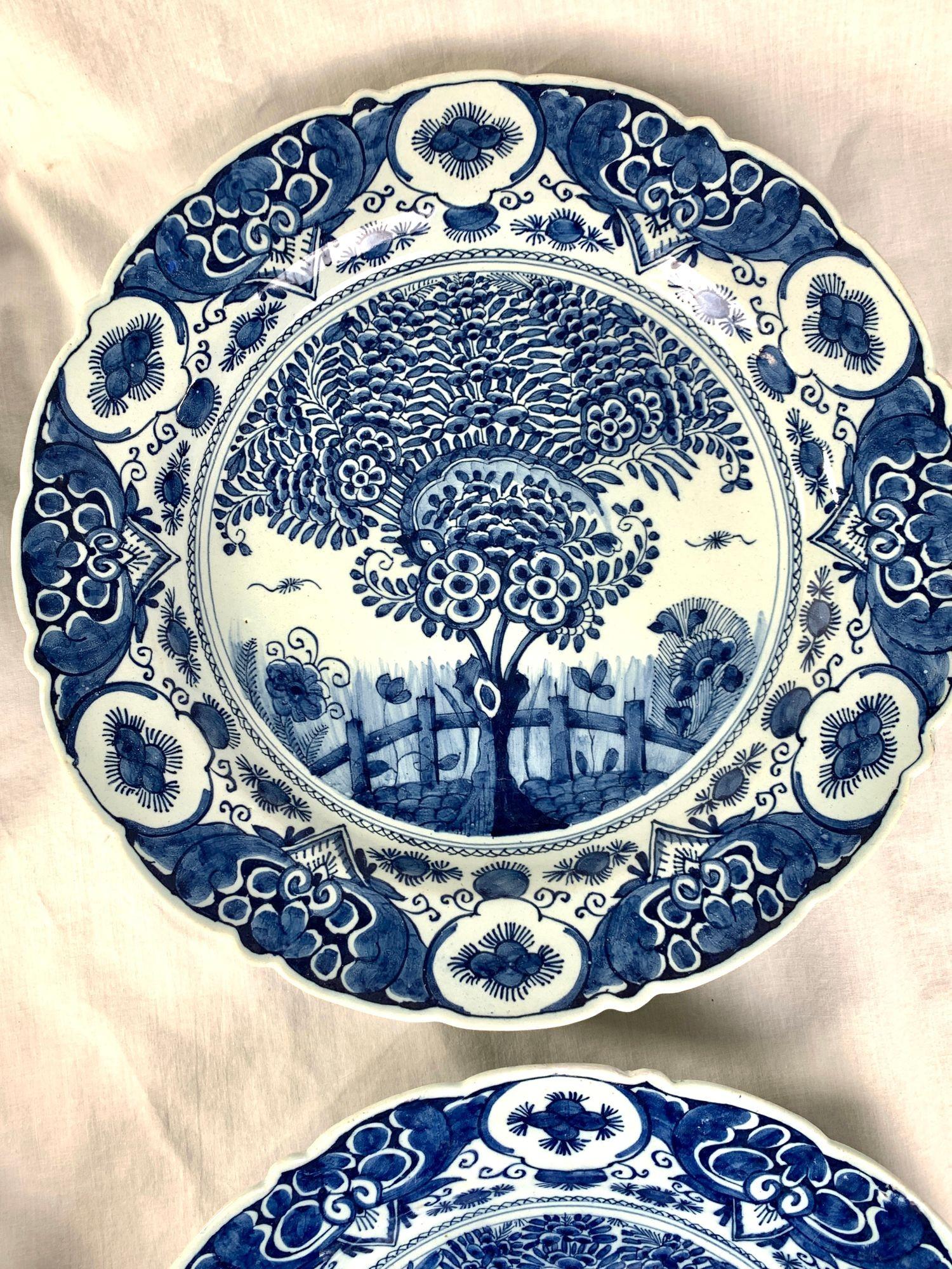 XVIIIe siècle Ensemble de cinq chargeurs hollandais Delft bleu et blanc peints à la main par 