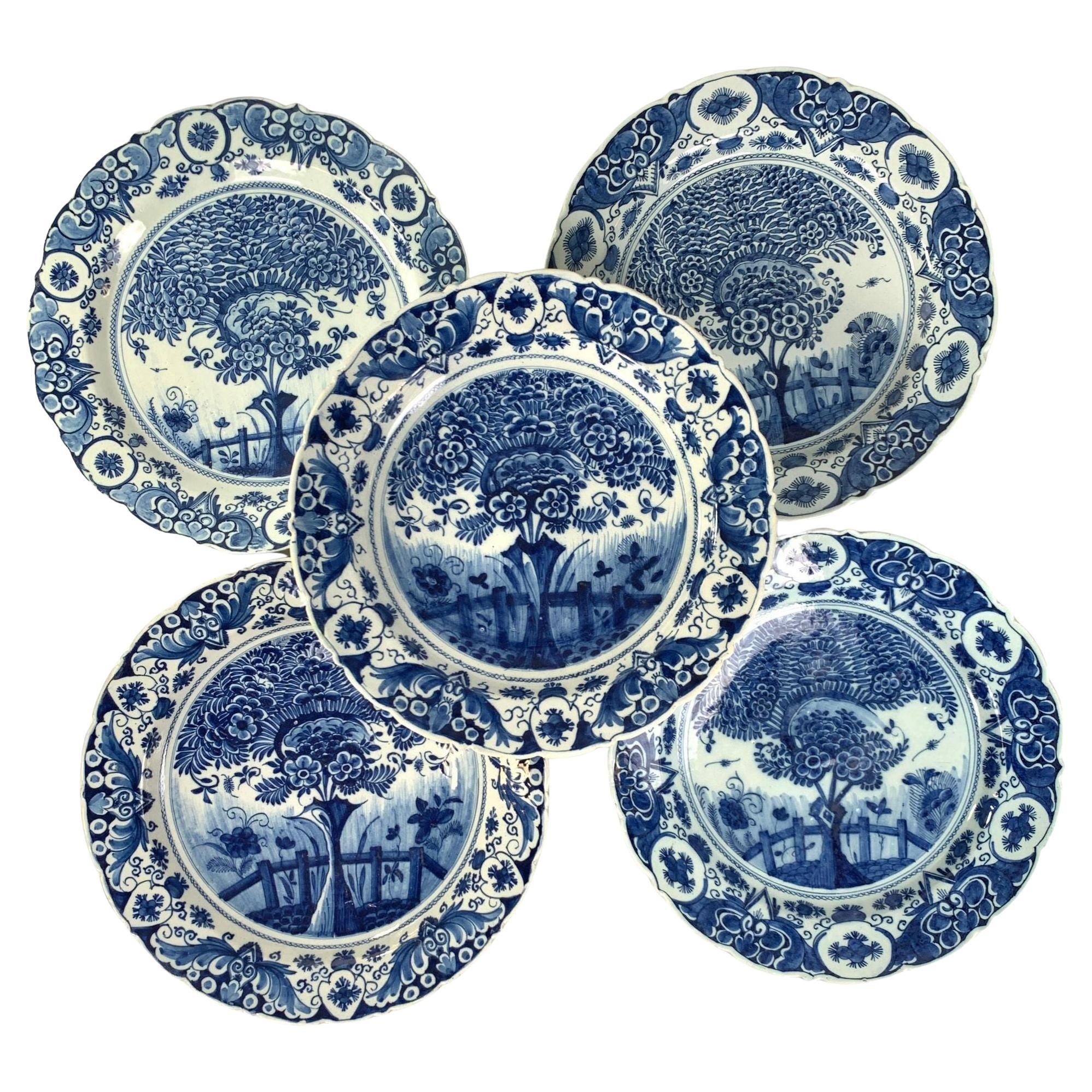 Ensemble de cinq chargeurs hollandais Delft bleu et blanc peints à la main par "The Claw" c.1770 en vente