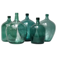 Ensemble de cinq Demijohns:: Lady Jeanne ou Carboys du début du 20ème siècle de couleur bleu sarcelle et vert