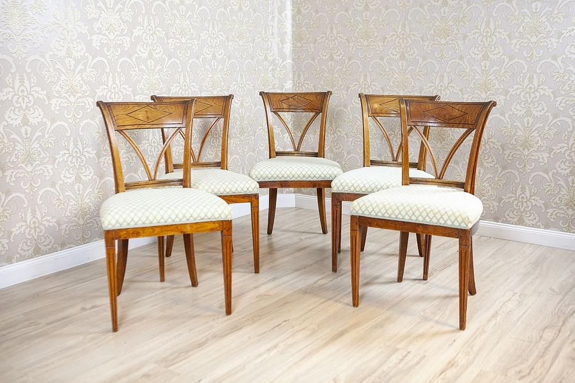Set of Five Elm Chairs from the Early 20th Century in White Upholstery

We present you these chairs made of solid elm wood with beautiful graining. The upper rail is bent, covered with carved patterns in the shape of quadrangles. The backrest slats