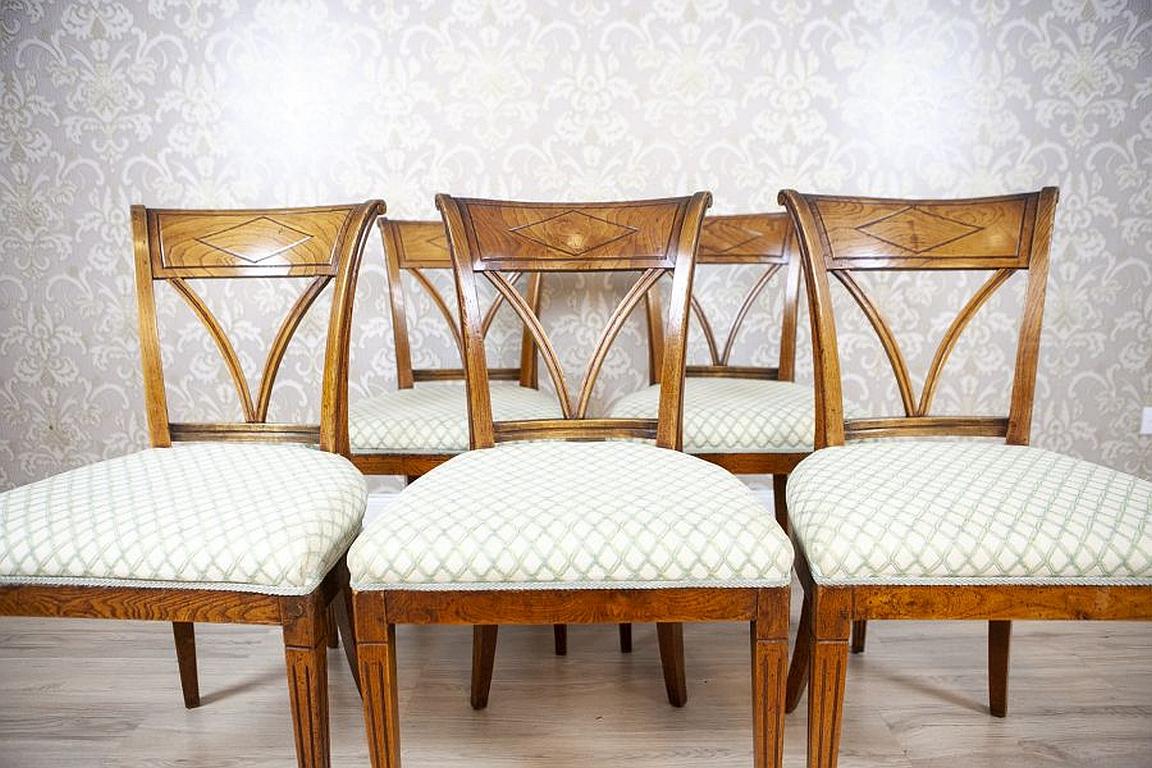 English Set of Five Elm Chairs from the Early 20th Century in White Upholstery For Sale