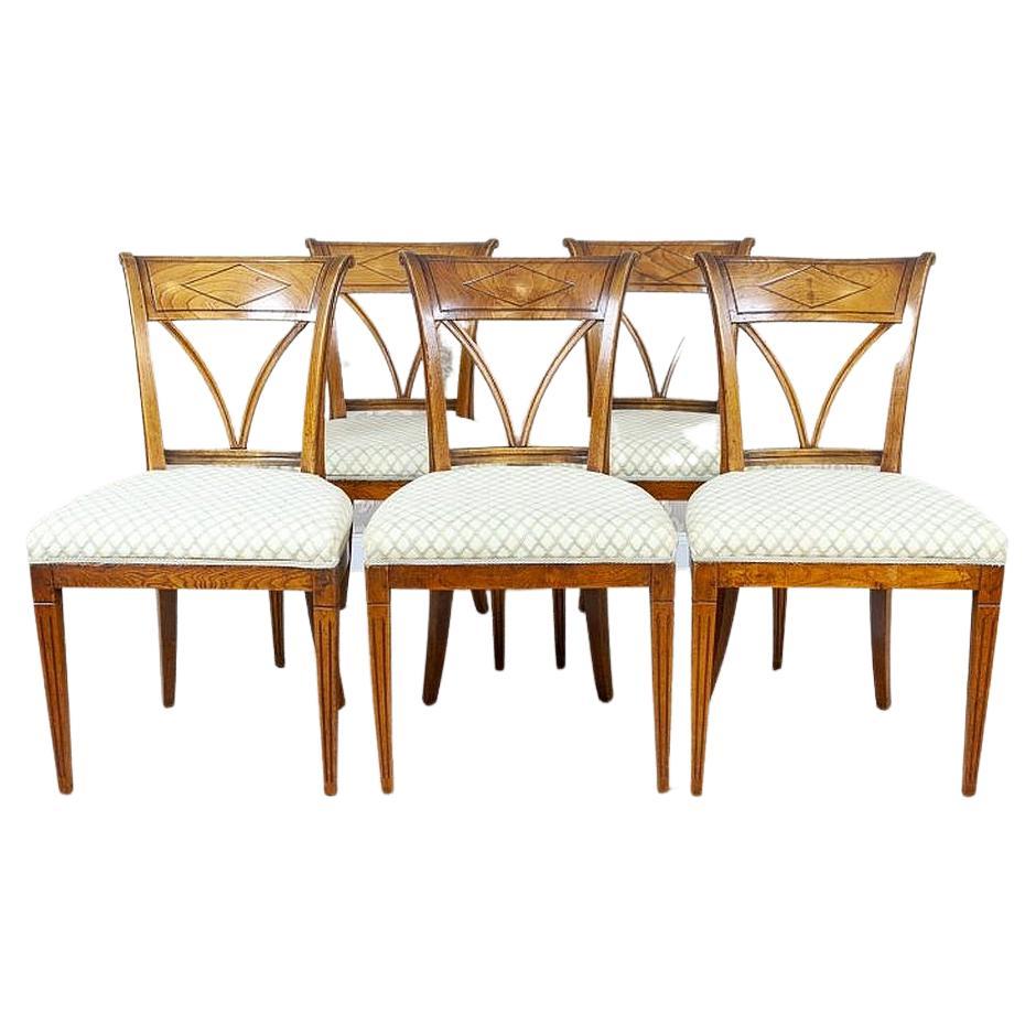 Ensemble de cinq chaises en orme du début du 20e siècle en tissu blanc