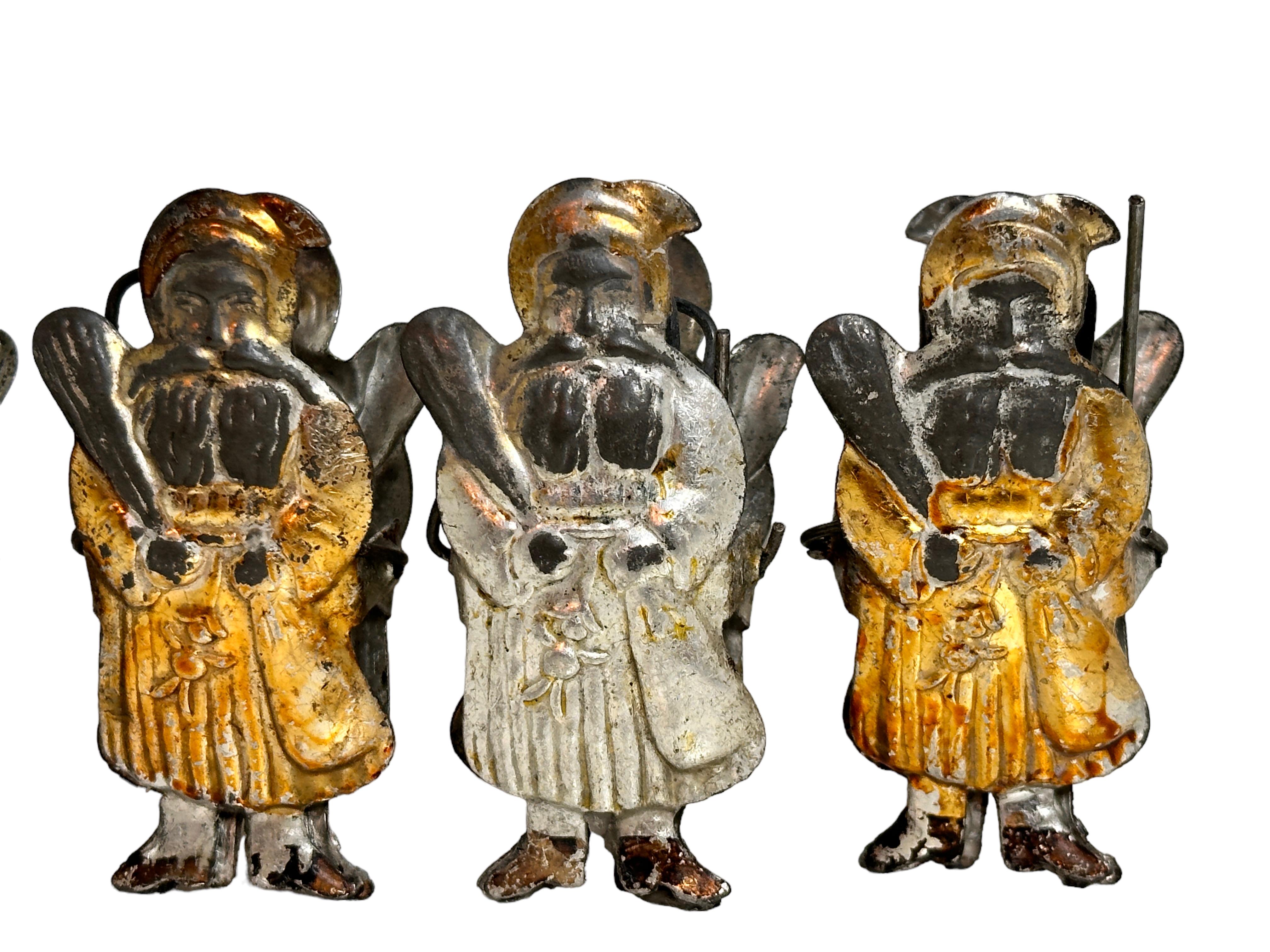 Set von fünf geprägten Kerzenhaltern mit Clips Santa Belsnickle Antike Deutsche 1890er Jahre (Volkskunst) im Angebot