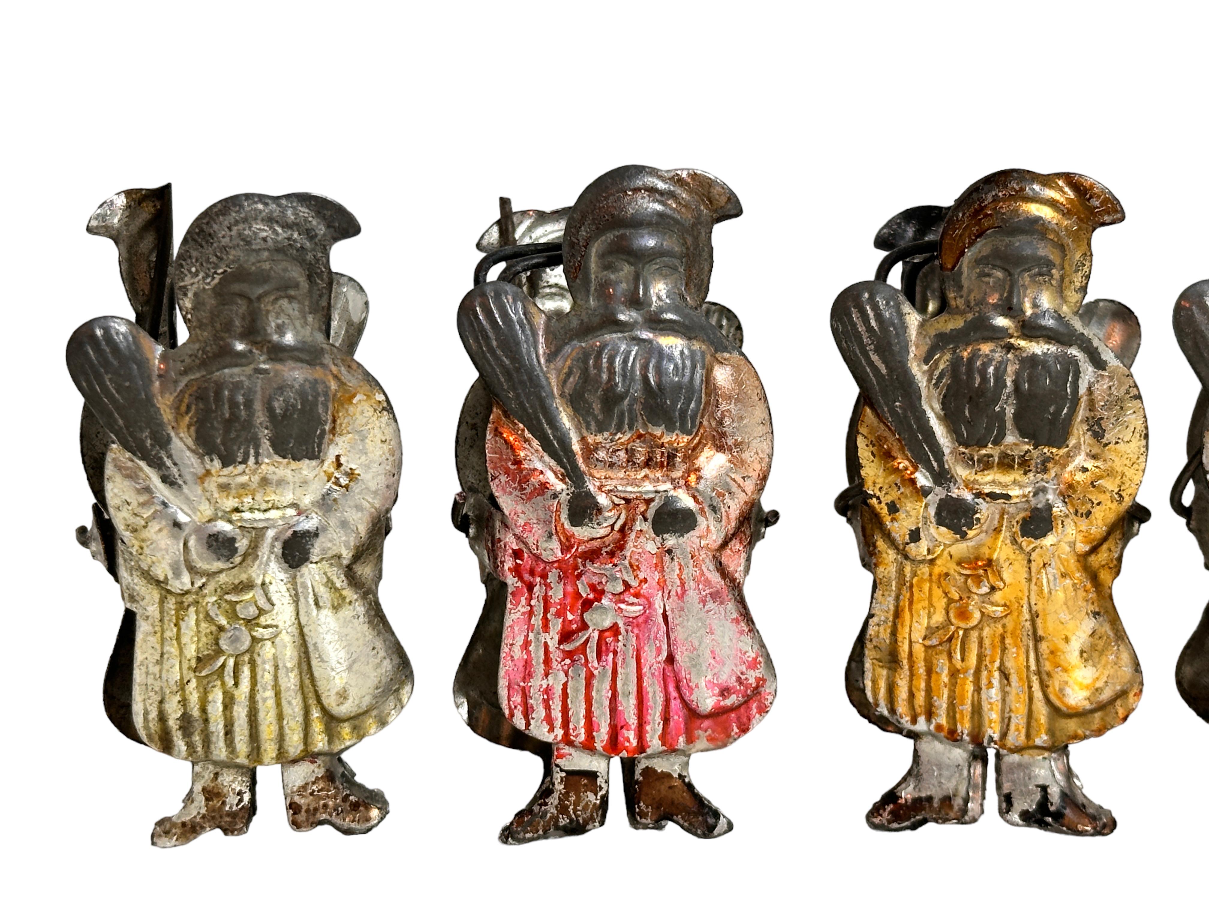 Set von fünf geprägten Kerzenhaltern mit Clips Santa Belsnickle Antike Deutsche 1890er Jahre im Zustand „Gut“ im Angebot in Nuernberg, DE