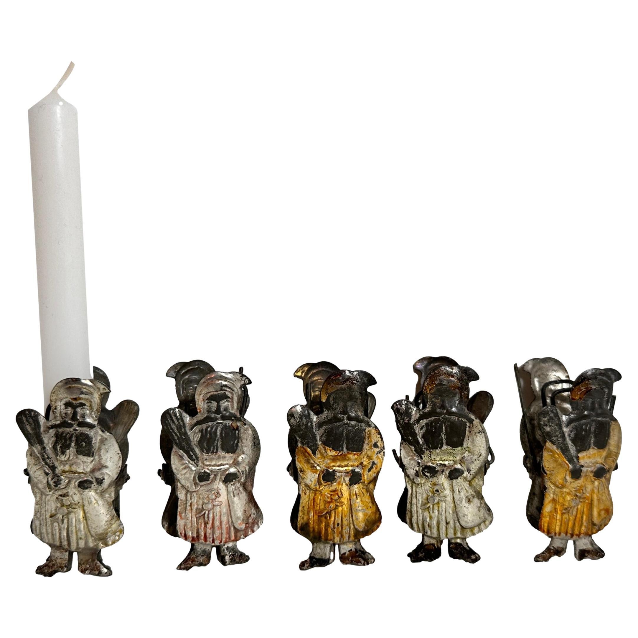 Set von fünf geprägten Kerzenhaltern mit Clips Santa Belsnickle Antike Deutsche 1890er Jahre im Angebot