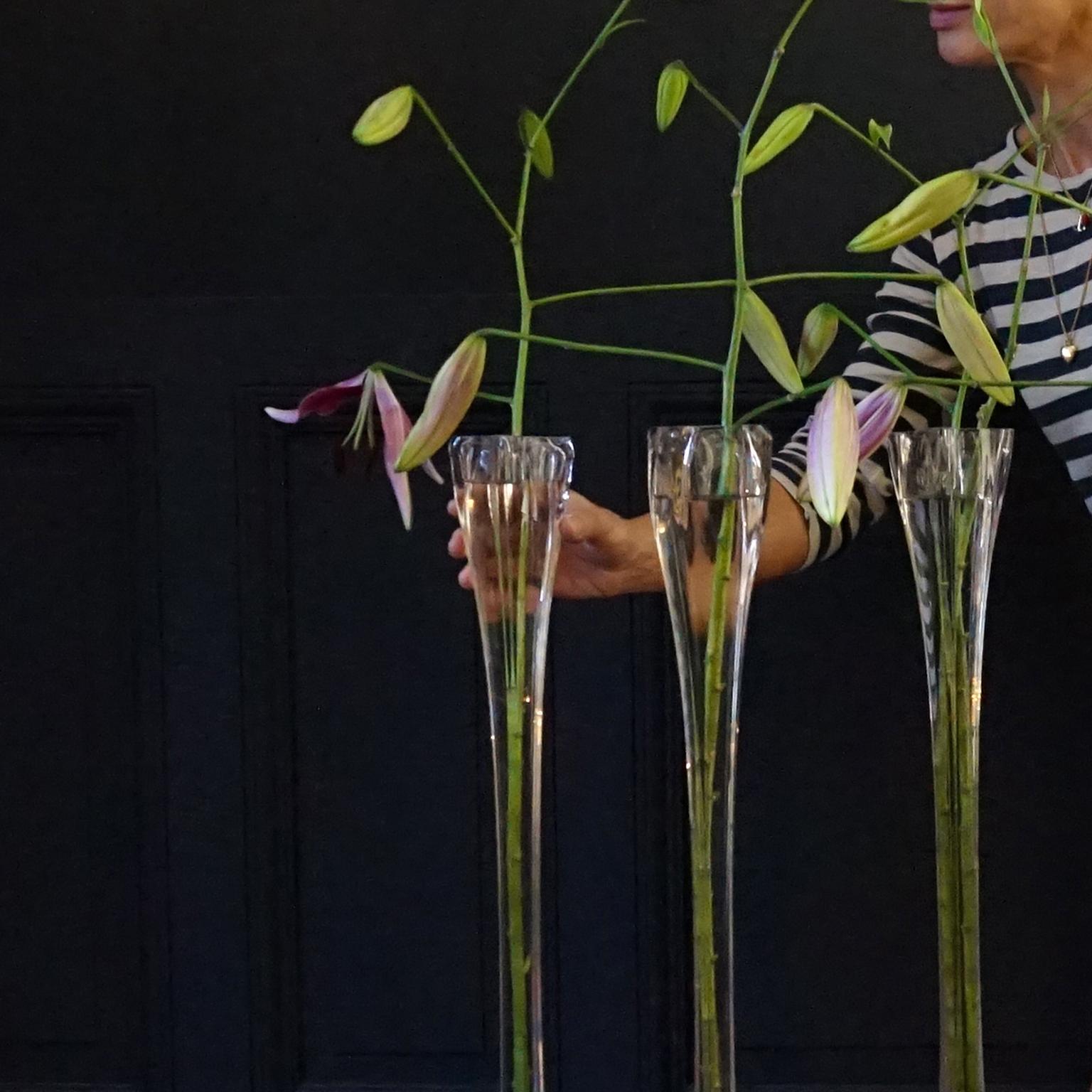 Satz von fünf extra großen französischen mundgeblasenen Lilienvasen aus rosa Glas aus dem 19. im Zustand „Gut“ im Angebot in Haarlem, NL