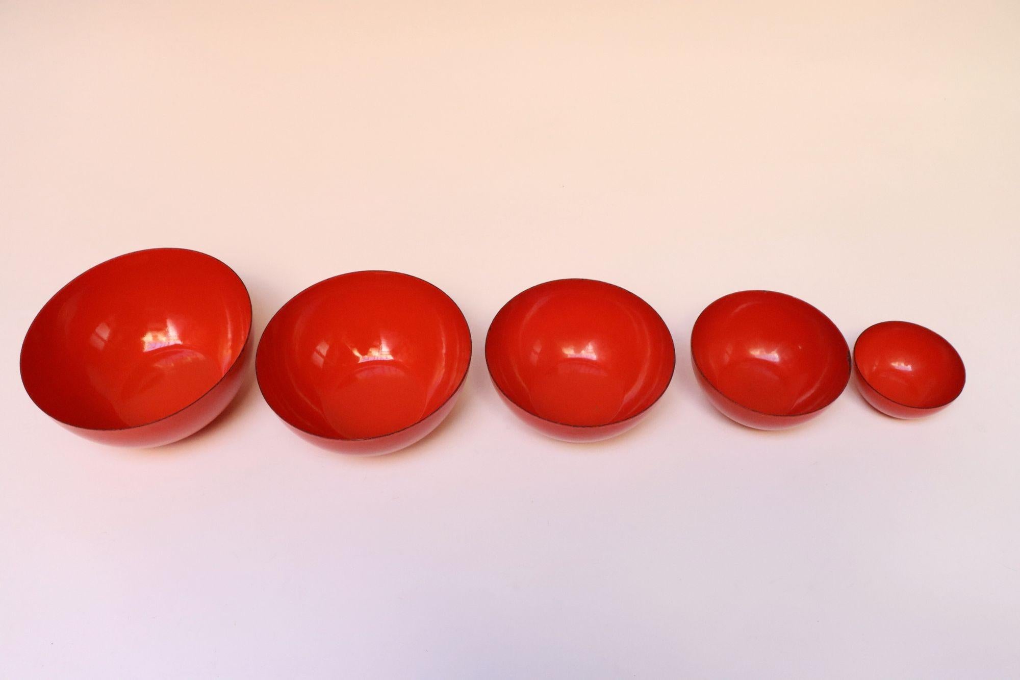 Set of five vintage red enameled metal nesting bowls by Kaj Franck for Finel (ca. 1950s, Finland).
All five show light rim/edge enamel losses, and the smaller two bowls have more significant patches of enamel loss.
Remains a wonderful and complete