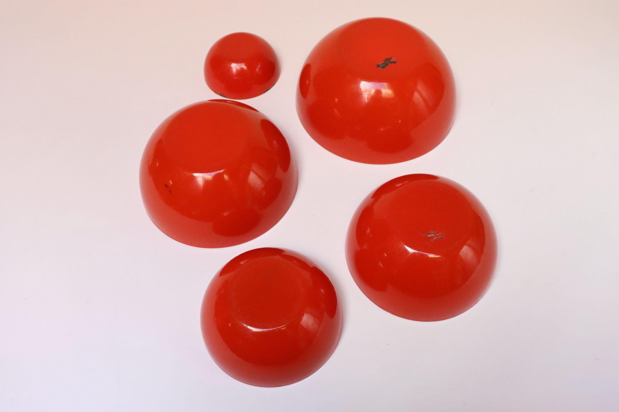Mid-20th Century Set of Five Finnish Modern Red Enamel Nesting Bowls by Kaj Franck for Finel For Sale