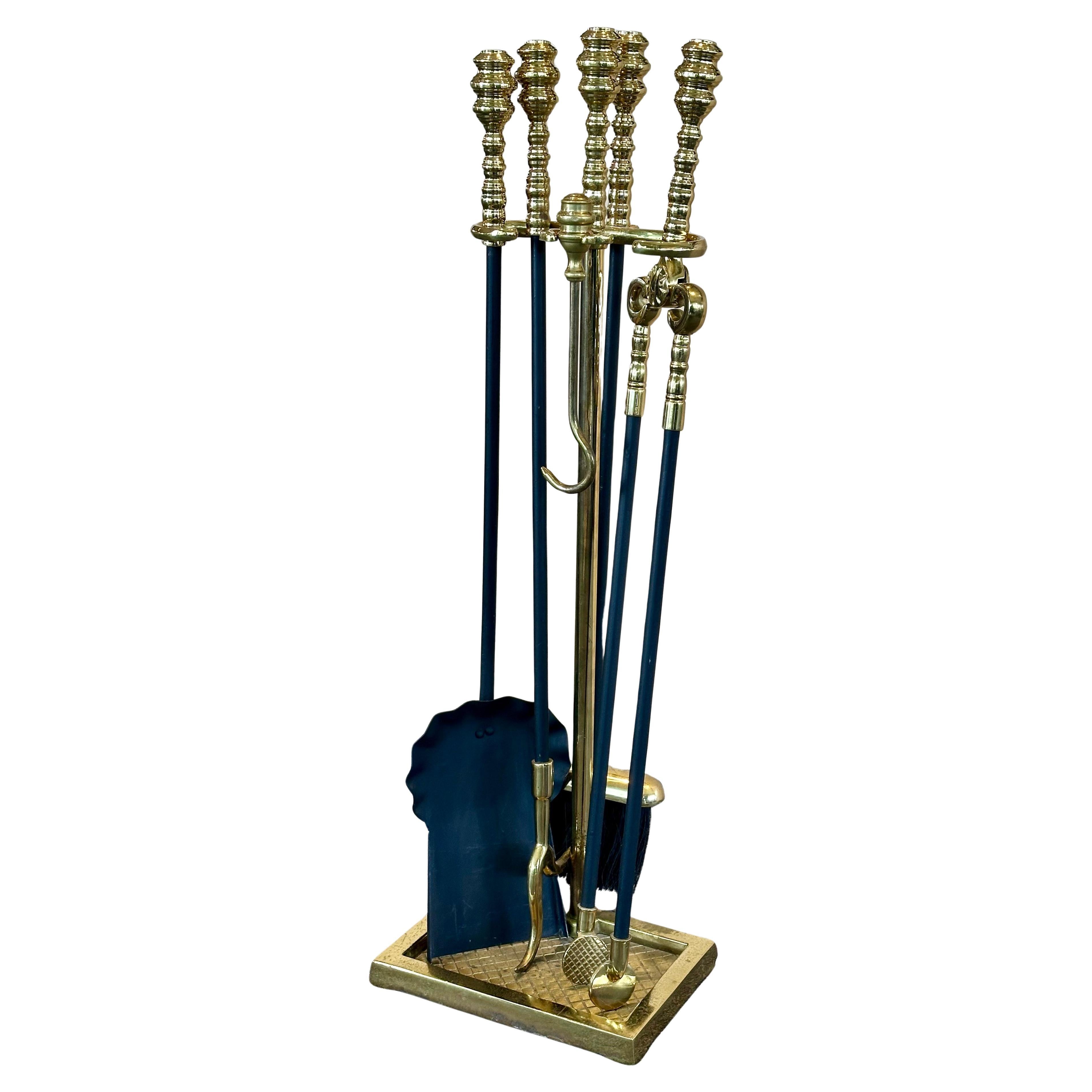 Ensemble de cinq outils de cheminée avec support Attribué à des Virginia Metalcrafters