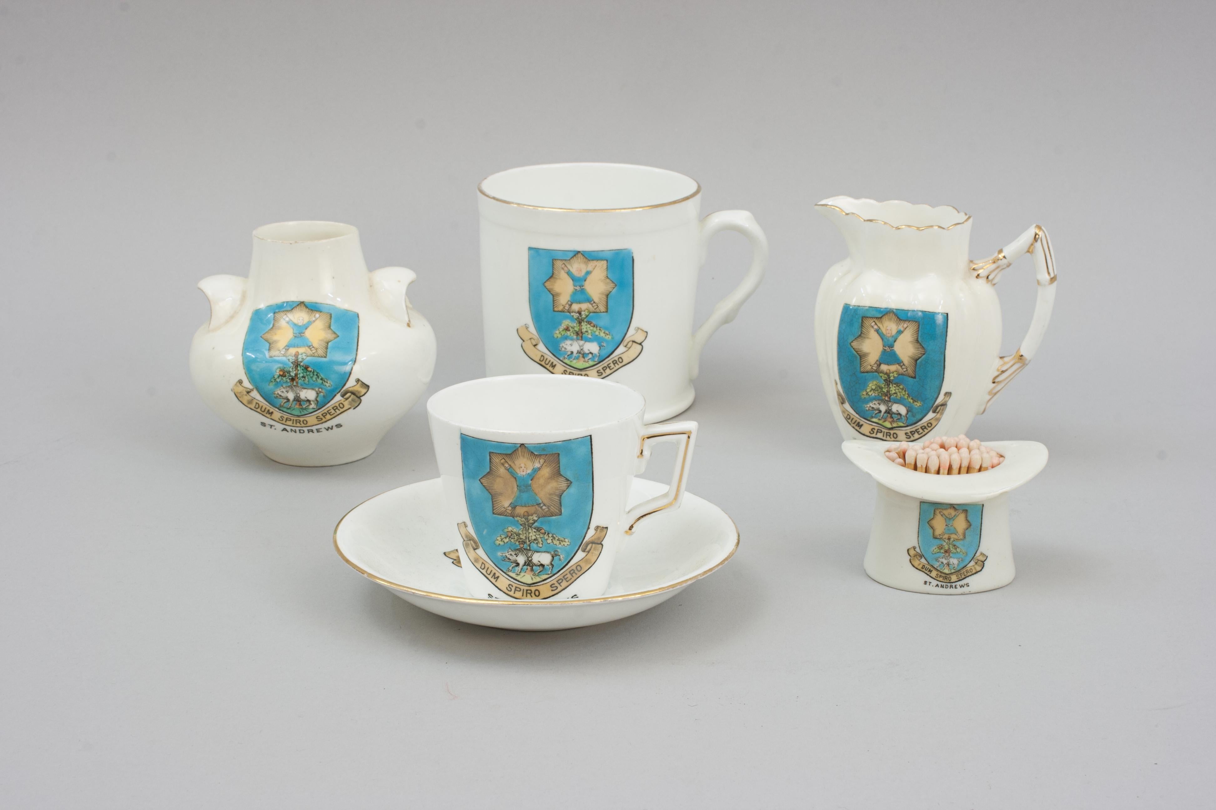 Wileman & Co. Foley China Set de cinq pièces en céramique pour le golf St Andrews.
Un ensemble de cinq céramiques fabriquées spécialement pour J. Pirie, St Andrews par Wileman & Co, Stoke on Trent. L'ensemble comprend une tasse et une soucoupe, un