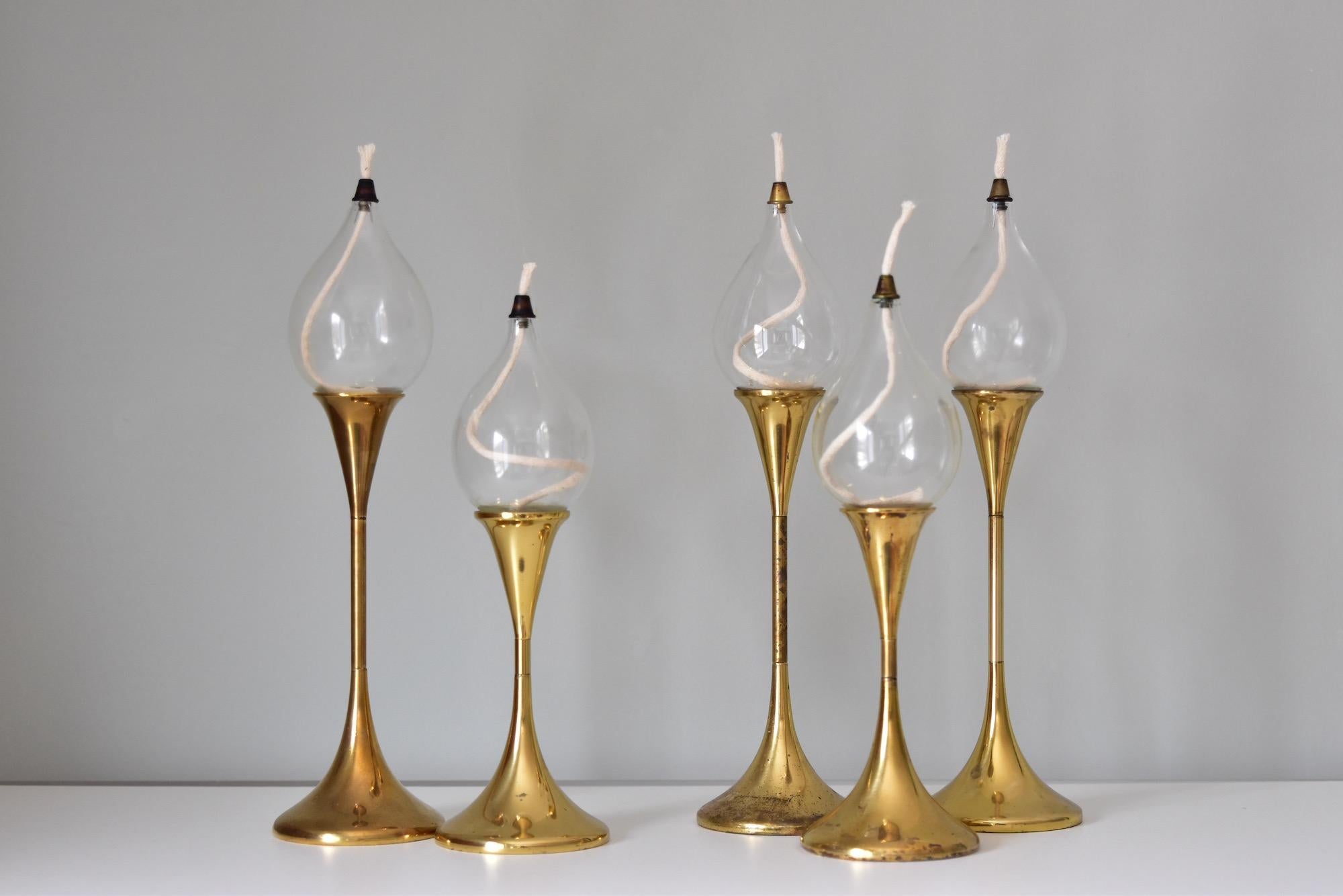 Ensemble de cinq lampes à huile Freddie Andersen en forme de gouttes transparentes avec bougeoir en laiton, Danemark en vente 4