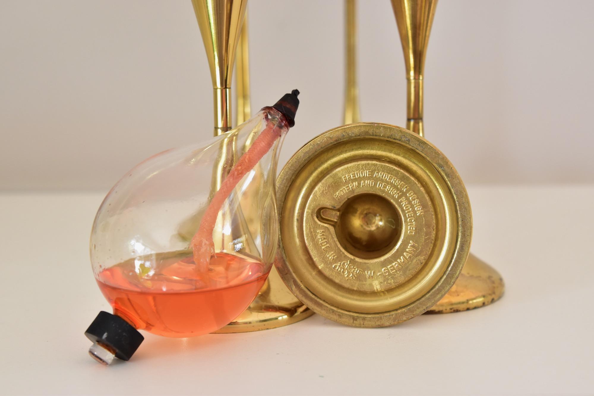 Five beautiful clear drops modernist brass oil lamps designed by Freddie Andersen, made in Western Germany in the 1970s. In good condition. Price for the set.
Looks beautiful with colored lamp oil. Glass cleaned and with new oil lamp