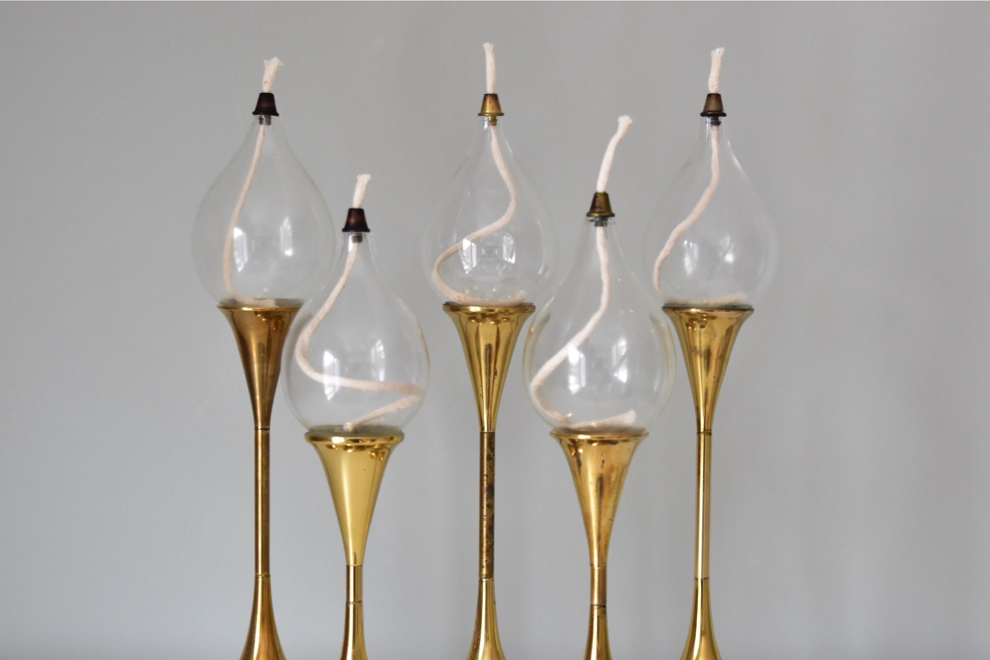 Mid-Century moderno Set di cinque lampade a olio in ottone Freddie Andersen Clear Drops Candleholder, Danimarca in vendita