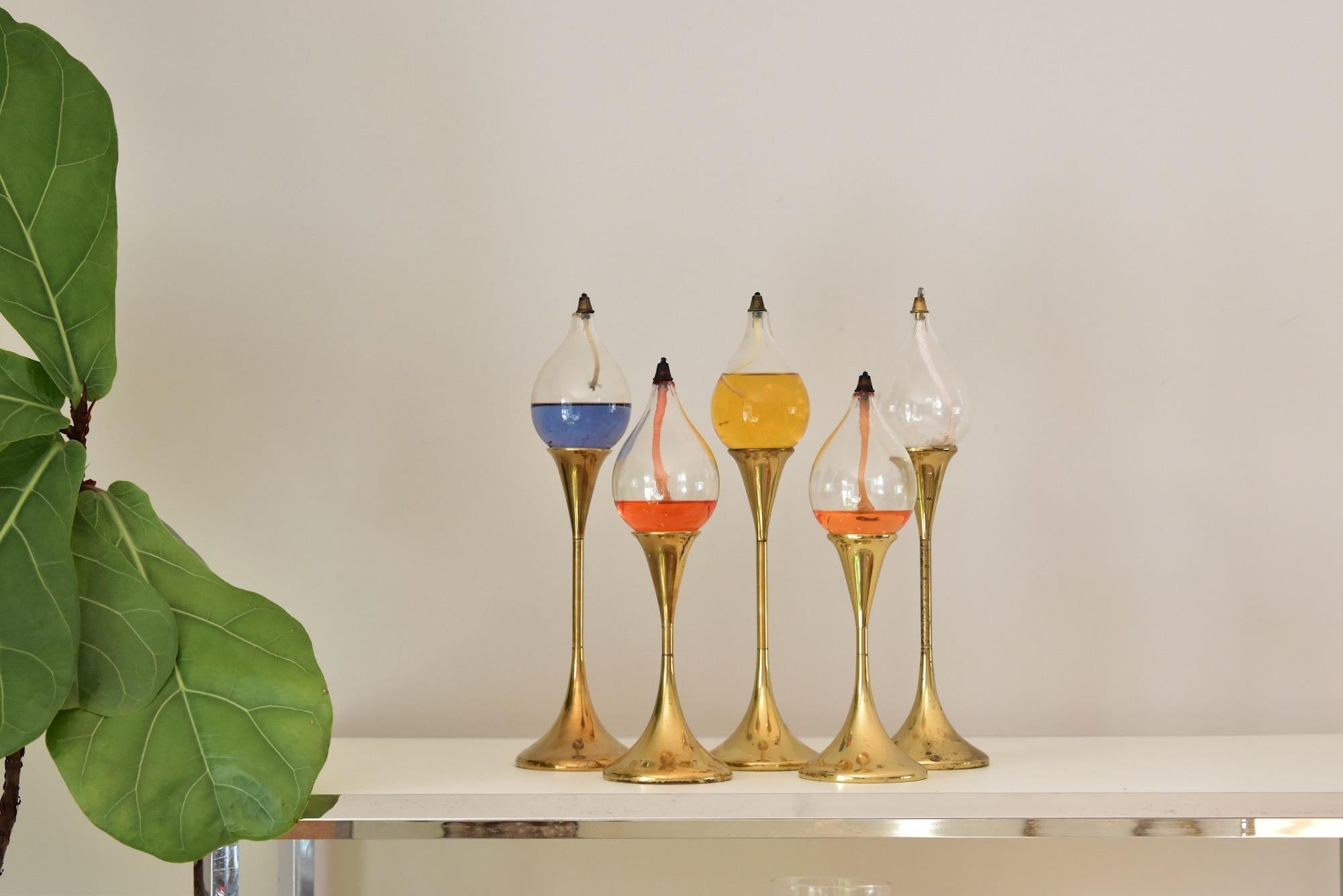 Allemand Ensemble de cinq lampes à huile Freddie Andersen en forme de gouttes transparentes avec bougeoir en laiton, Danemark en vente