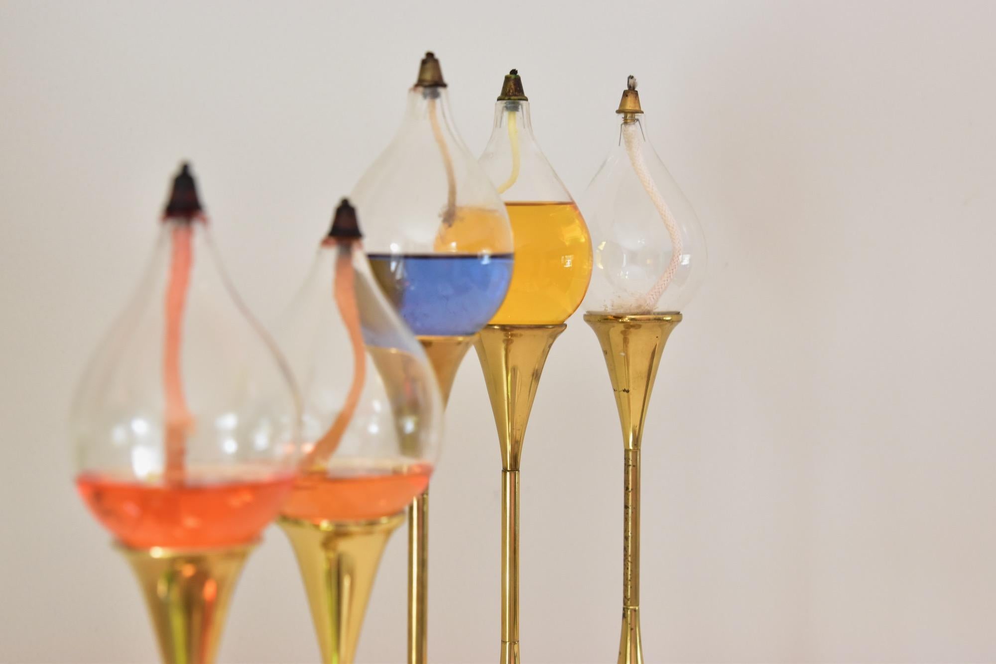Fin du 20e siècle Ensemble de cinq lampes à huile Freddie Andersen en forme de gouttes transparentes avec bougeoir en laiton, Danemark en vente
