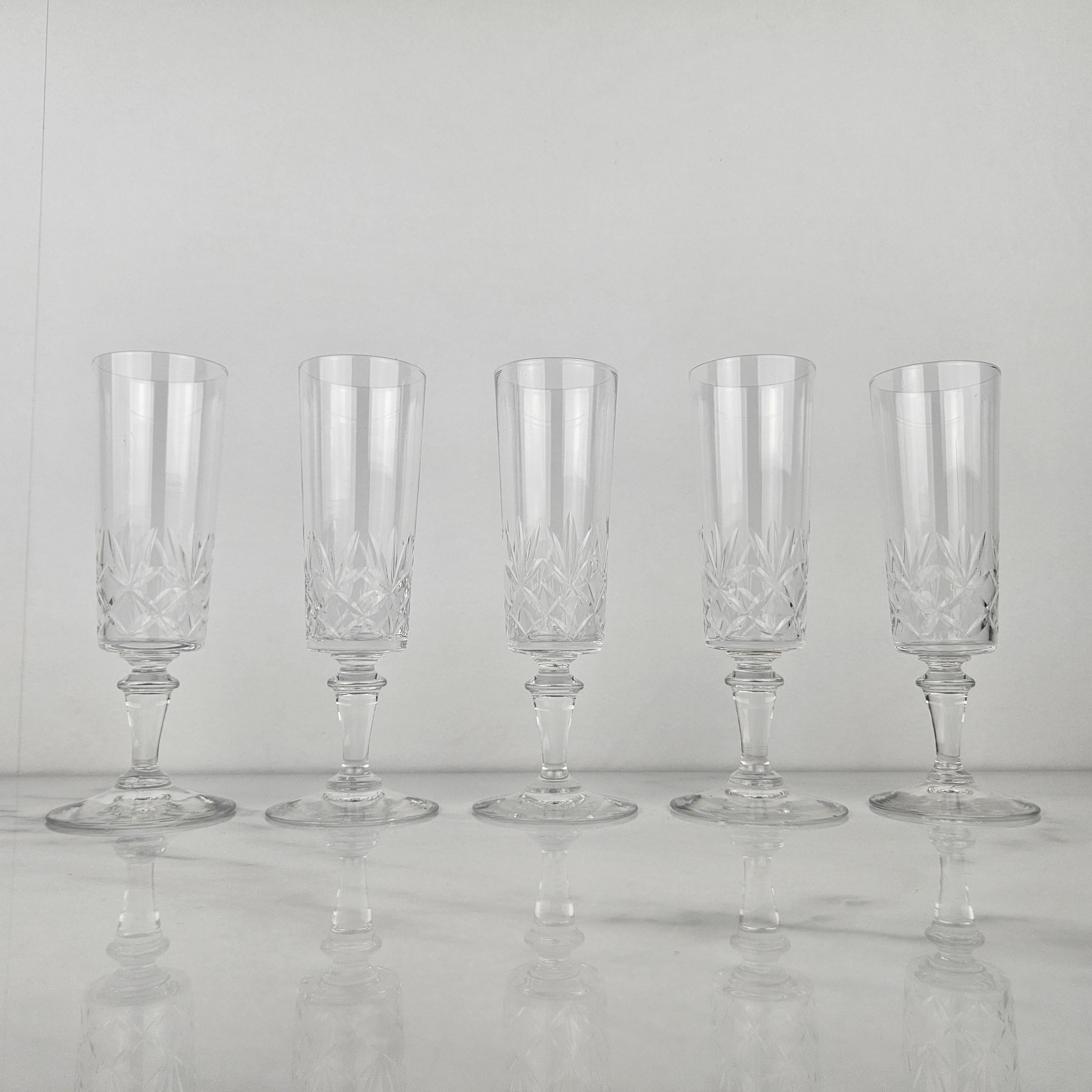Un bellissimo set di cinque flauti da champagne francesi fatti a mano in vetro di cristallo, fabbricati intorno al 1890.  

Questi bicchieri antichi sono soffiati a bocca e tagliati a sfaccettatura... 

Ti invitiamo a notare i dettagli molto curati