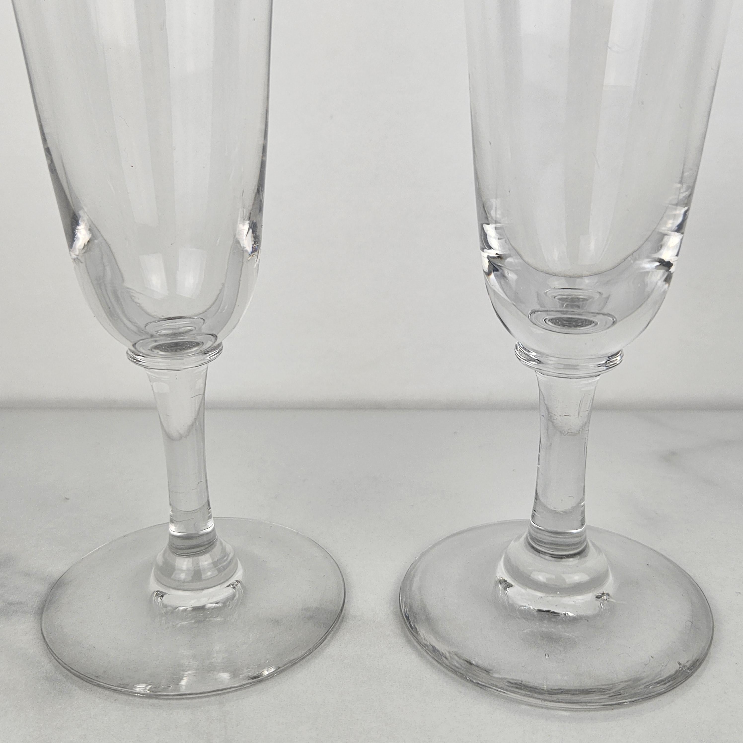 Ensemble de cinq flûtes à champagne françaises en verre, vers 1890 en vente 3
