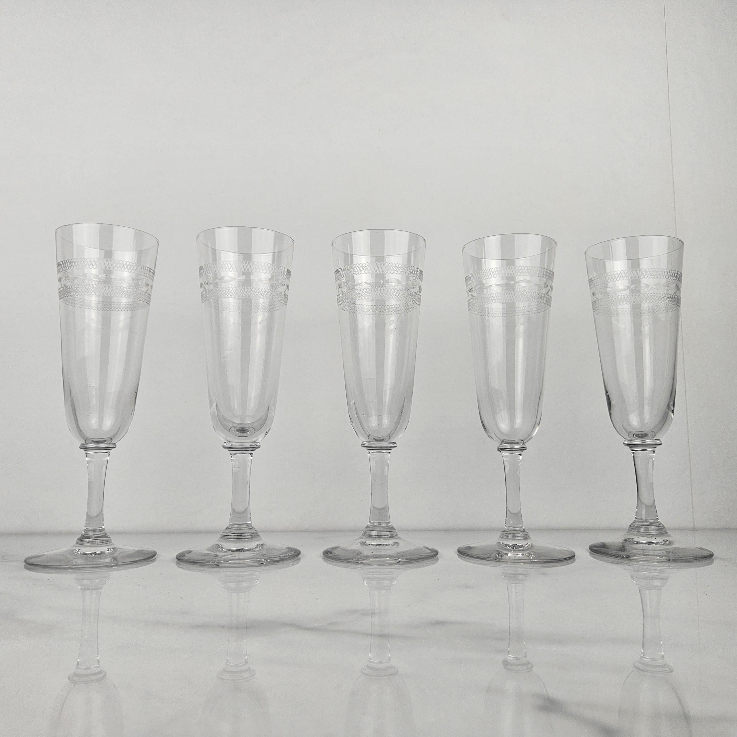 Romantique Ensemble de cinq flûtes à champagne françaises en verre, vers 1890 en vente