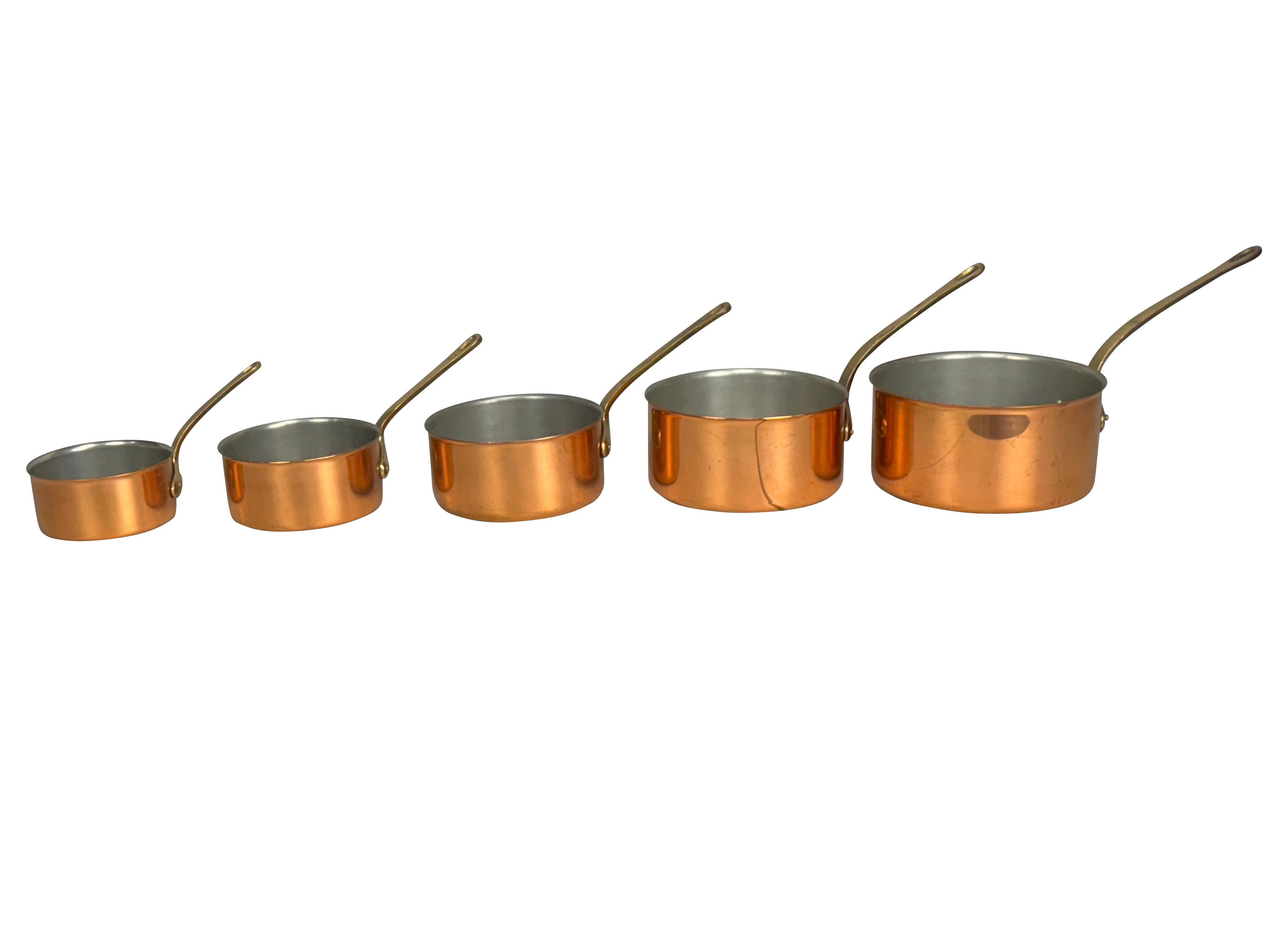 Juego de 5 cacerolas graduadas de cobre con asas de latón. Un precioso juego de 5 cacerolas vintage de cobre, imprescindibles en tu cocina de inspiración francesa. Fabricado en la segunda mitad del siglo XX, este juego de 5 cacerolas está en