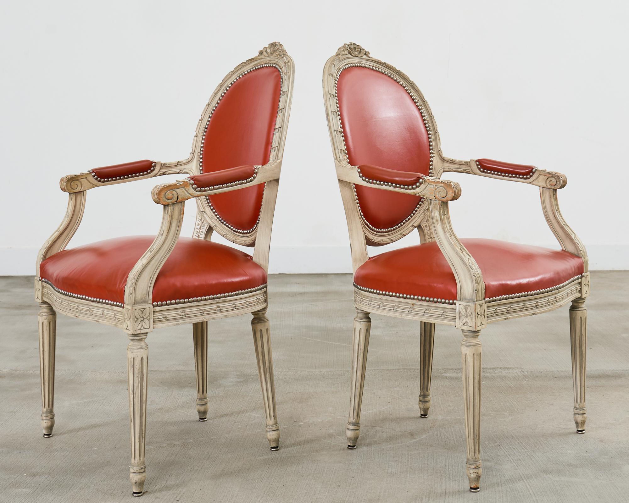 Ensemble de cinq chaises de salle à manger françaises peintes de style Louis XVI en vente 3