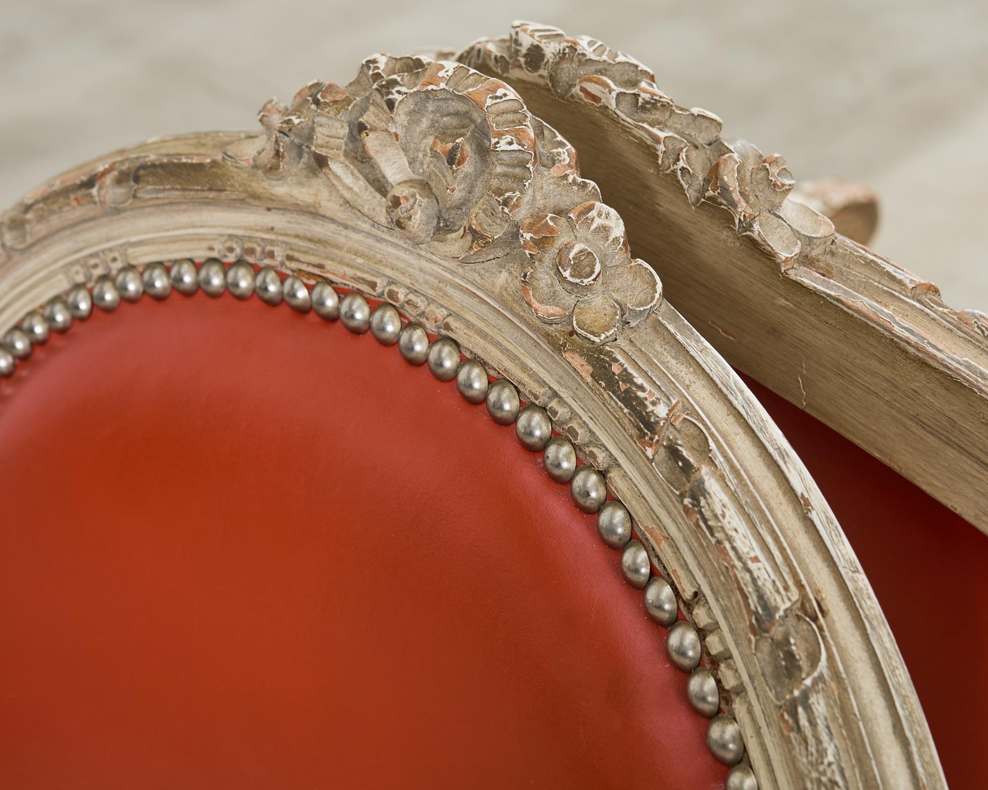 Ensemble de cinq chaises de salle à manger françaises peintes de style Louis XVI en vente 4