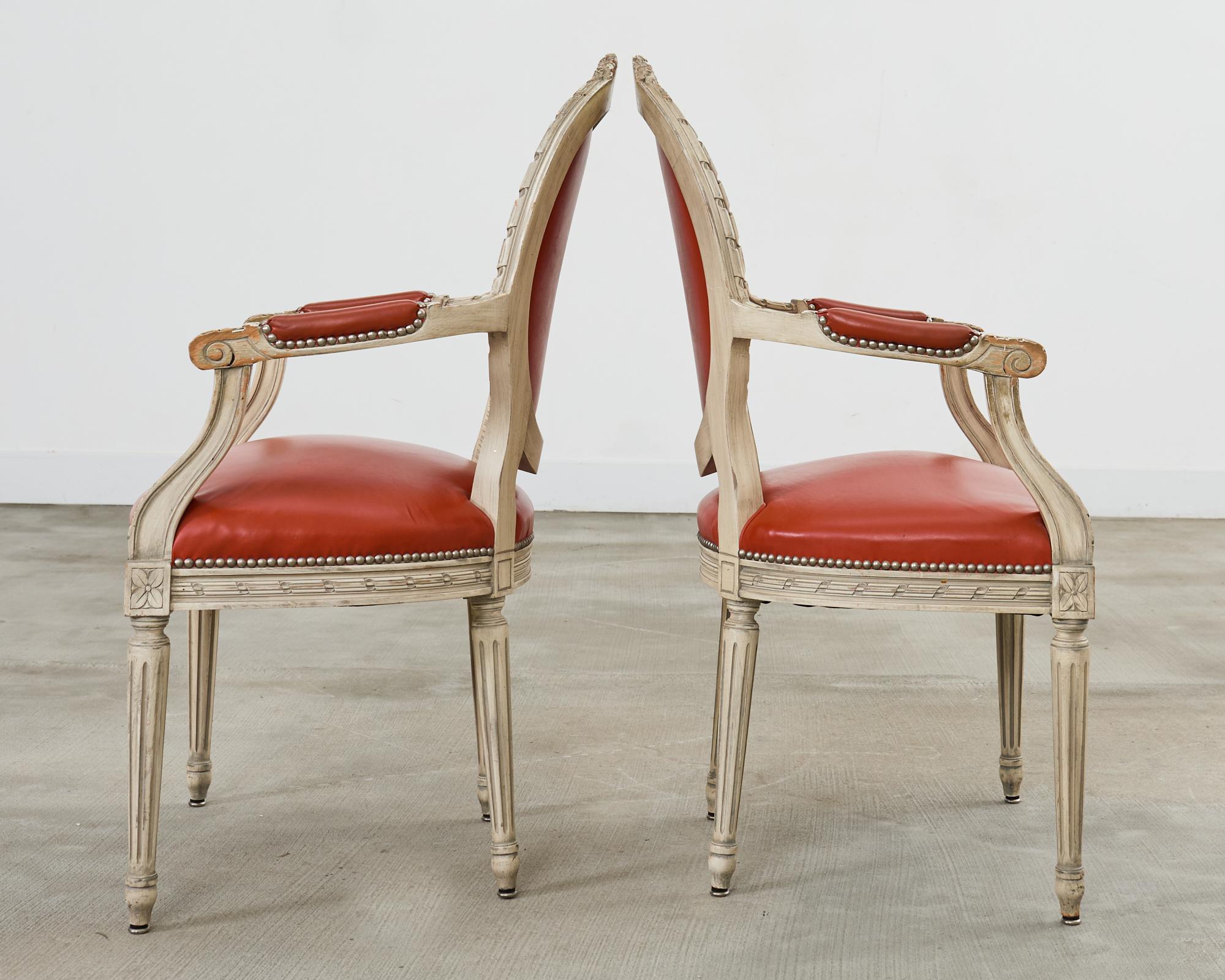 Ensemble de cinq chaises de salle à manger françaises peintes de style Louis XVI en vente 5