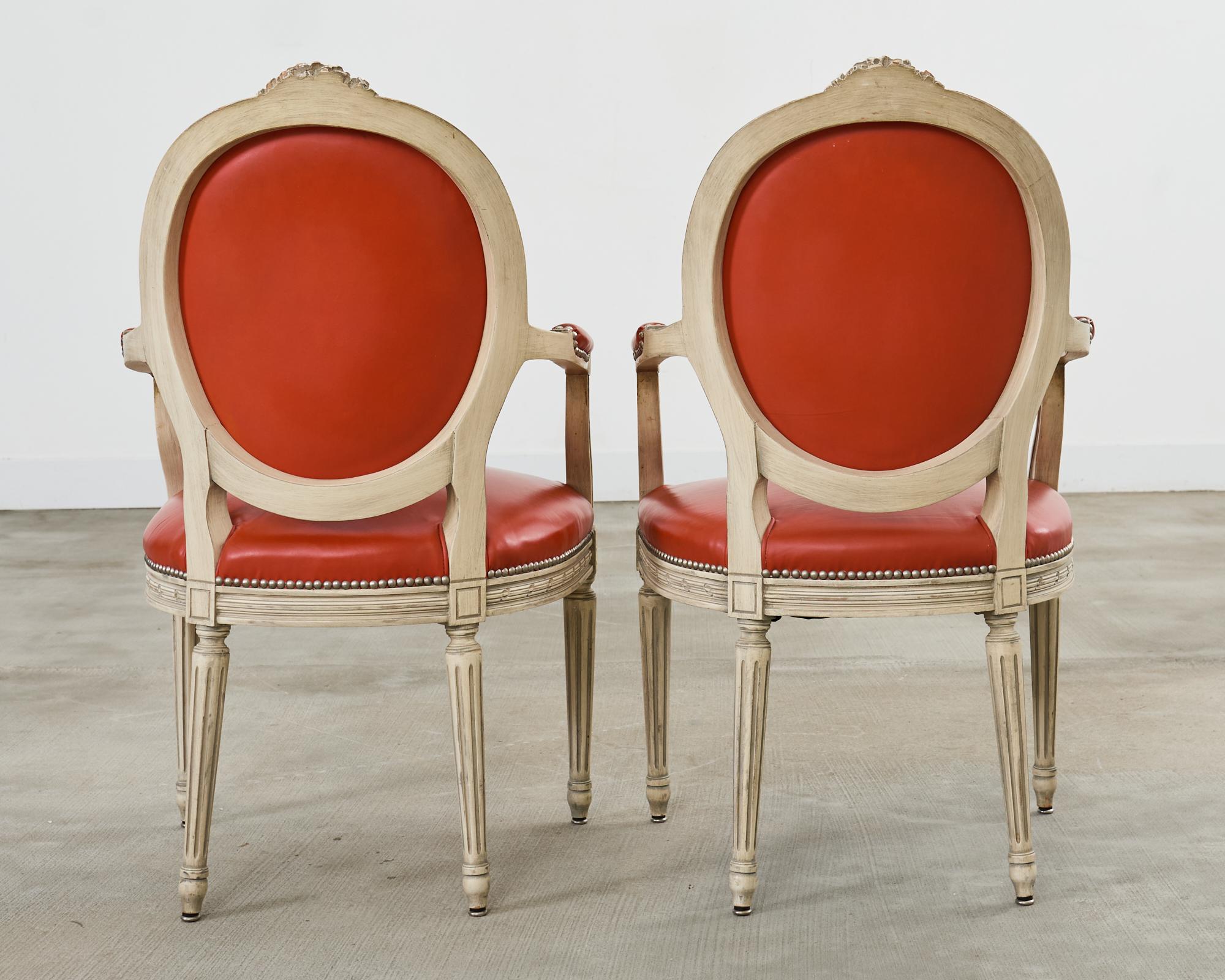 Ensemble de cinq chaises de salle à manger françaises peintes de style Louis XVI en vente 6