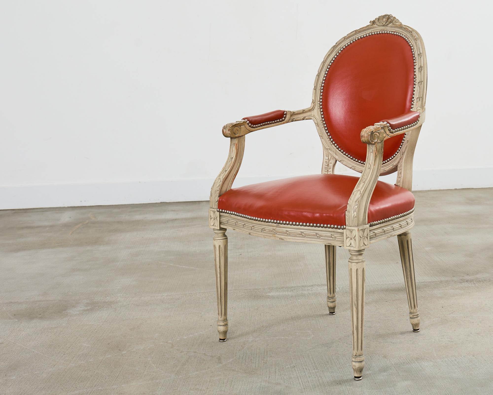 Ensemble de cinq chaises de salle à manger françaises peintes de style Louis XVI en vente 7