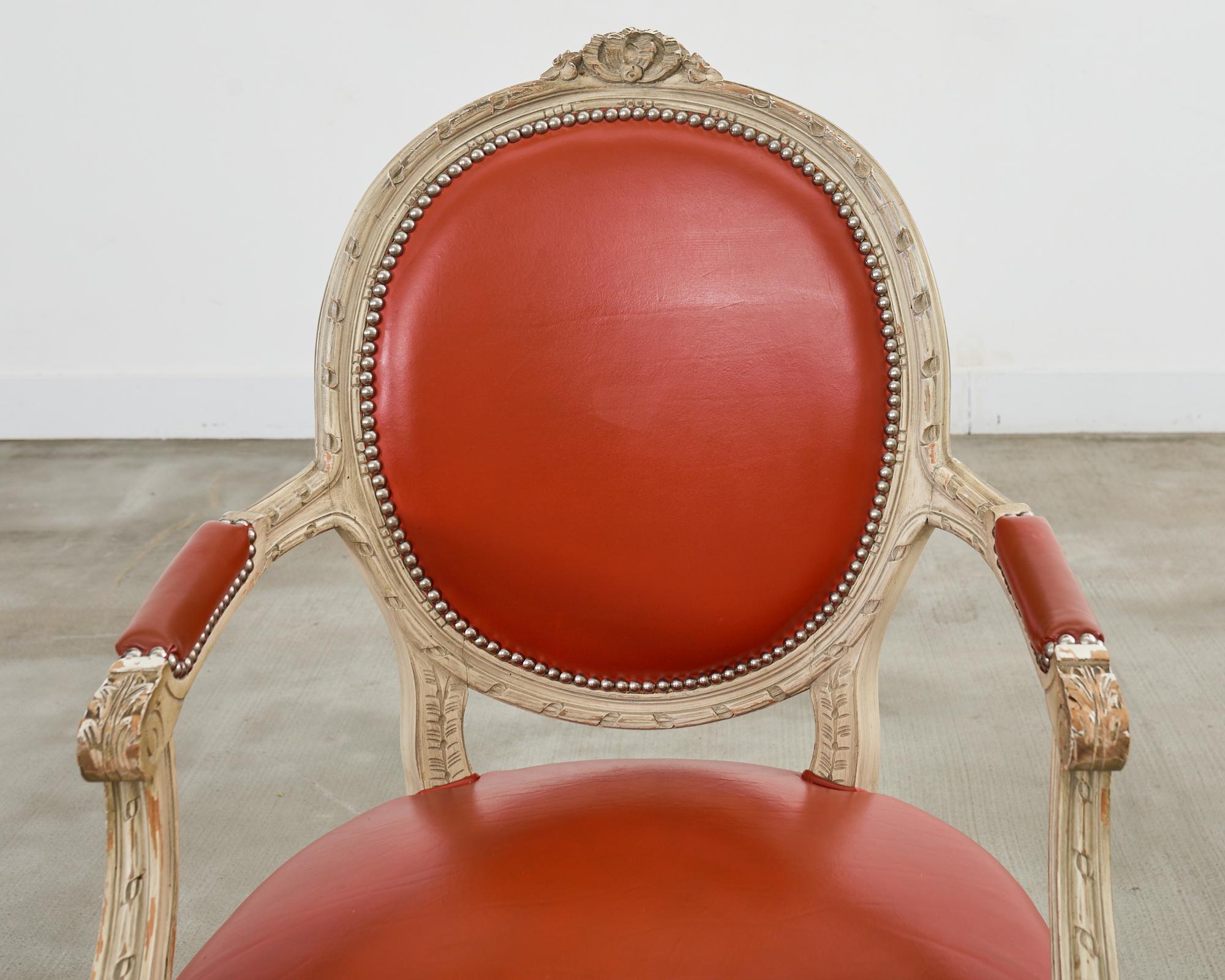 Ensemble de cinq chaises de salle à manger françaises peintes de style Louis XVI en vente 8