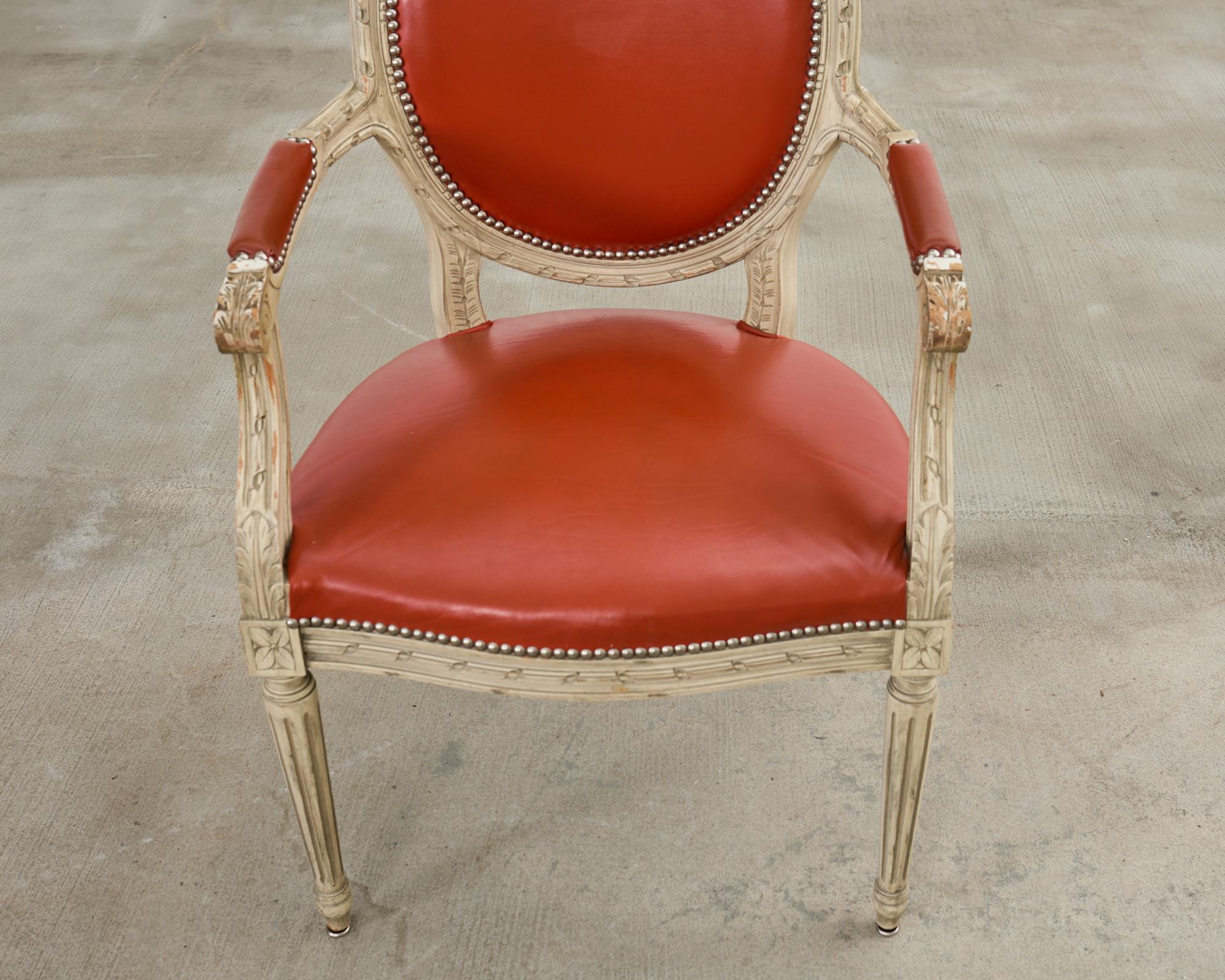 Ensemble de cinq chaises de salle à manger françaises peintes de style Louis XVI en vente 9