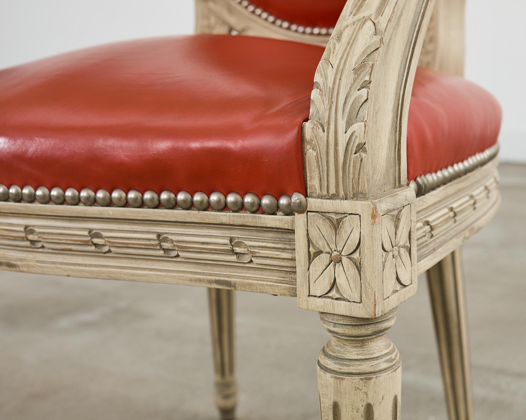 Ensemble de cinq chaises de salle à manger françaises peintes de style Louis XVI en vente 10