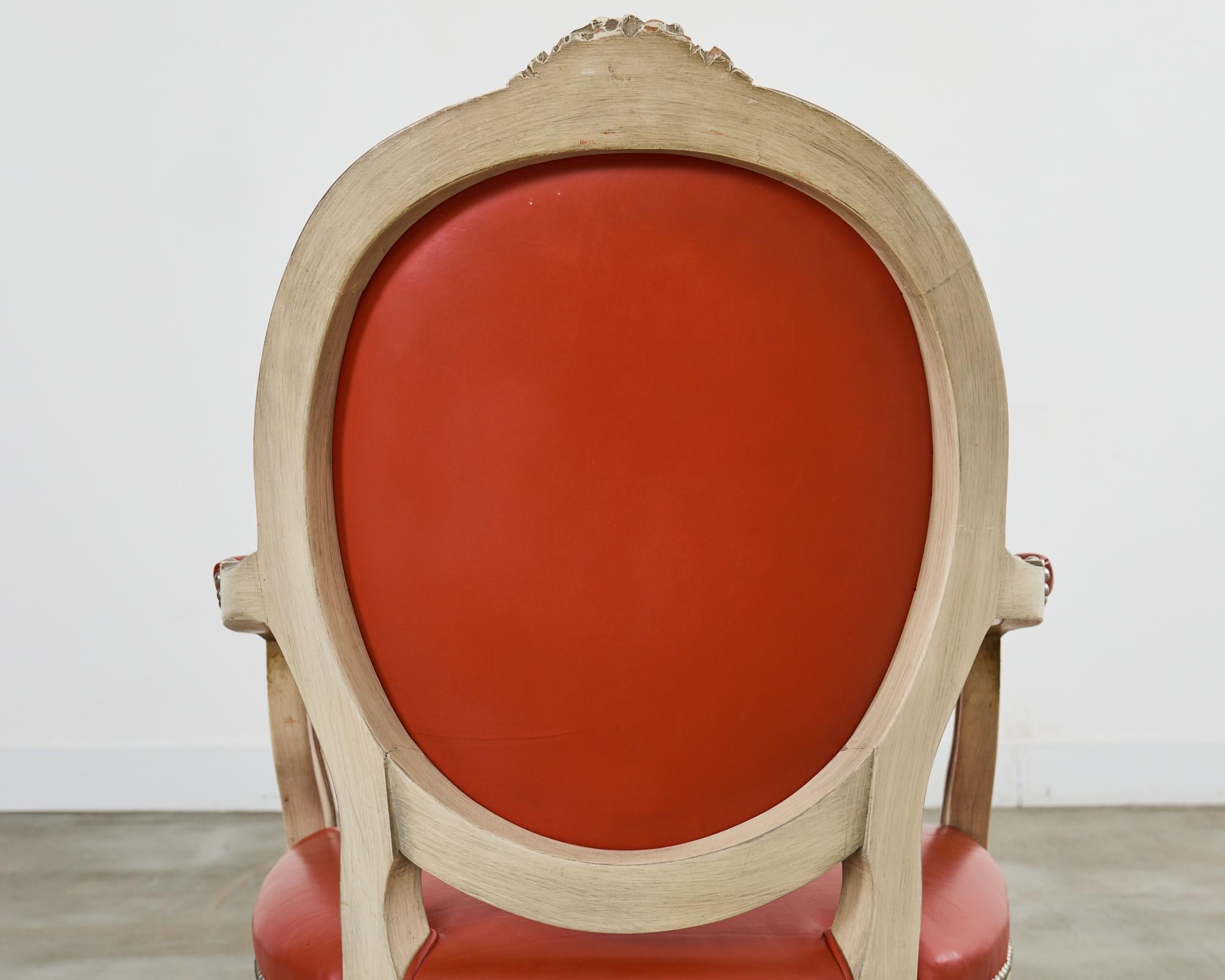 Ensemble de cinq chaises de salle à manger françaises peintes de style Louis XVI en vente 12