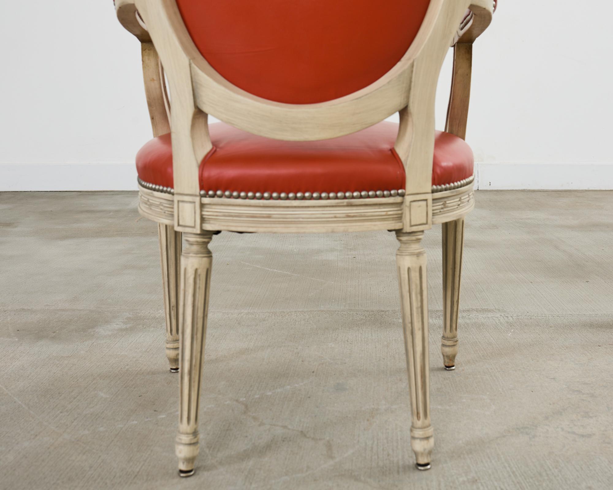 Ensemble de cinq chaises de salle à manger françaises peintes de style Louis XVI en vente 13