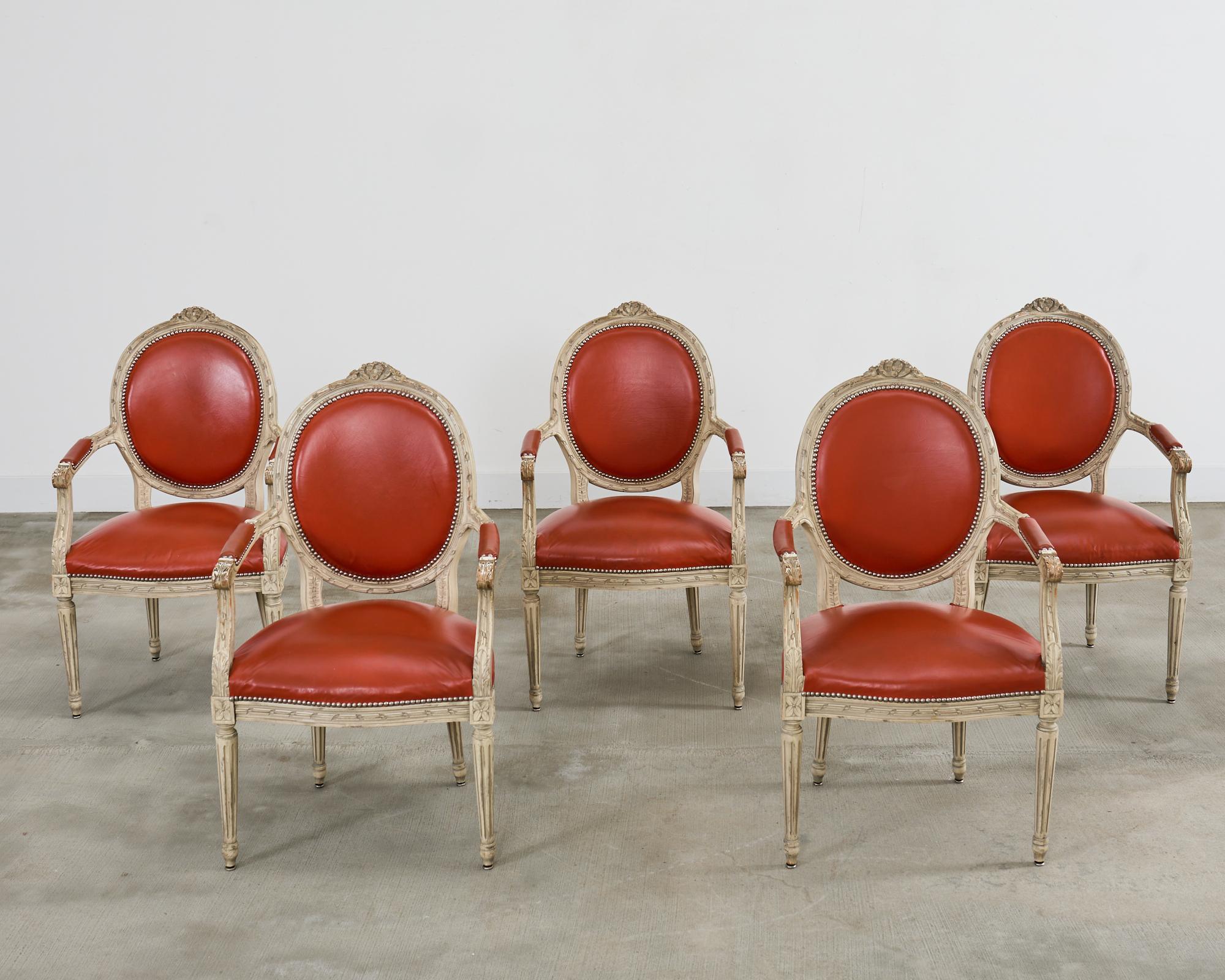 Français Ensemble de cinq chaises de salle à manger françaises peintes de style Louis XVI en vente