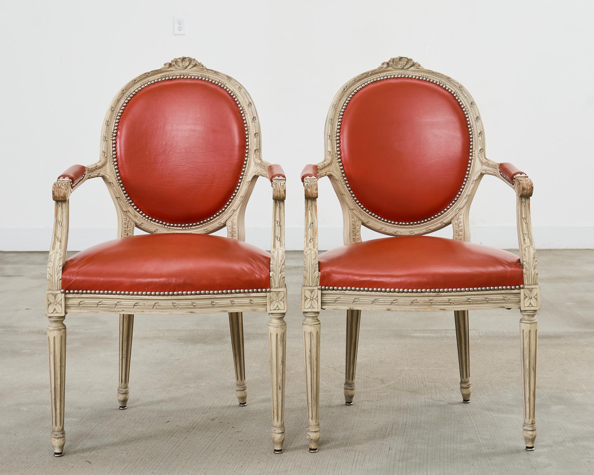 Fait main Ensemble de cinq chaises de salle à manger françaises peintes de style Louis XVI en vente