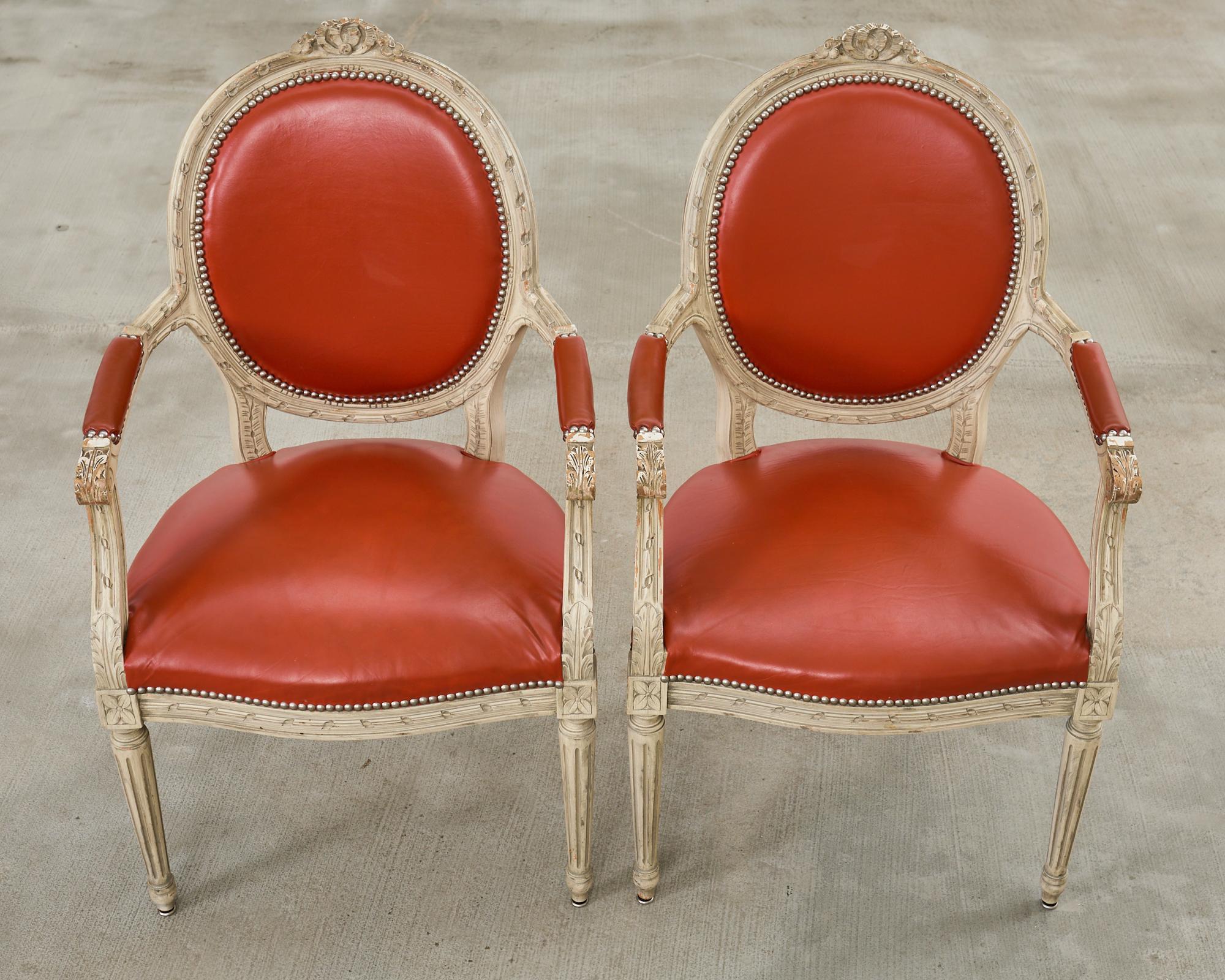 Ensemble de cinq chaises de salle à manger françaises peintes de style Louis XVI Bon état - En vente à Rio Vista, CA