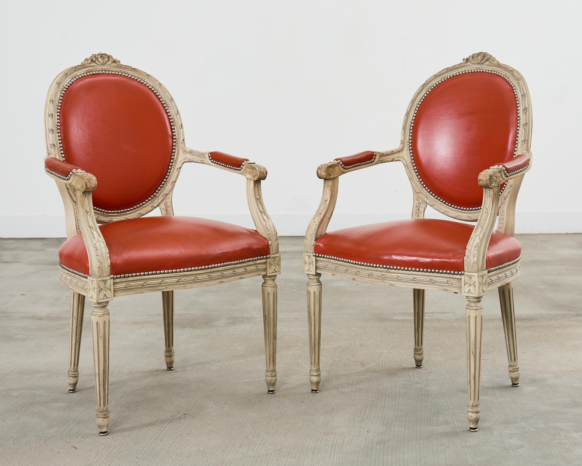 20ième siècle Ensemble de cinq chaises de salle à manger françaises peintes de style Louis XVI en vente