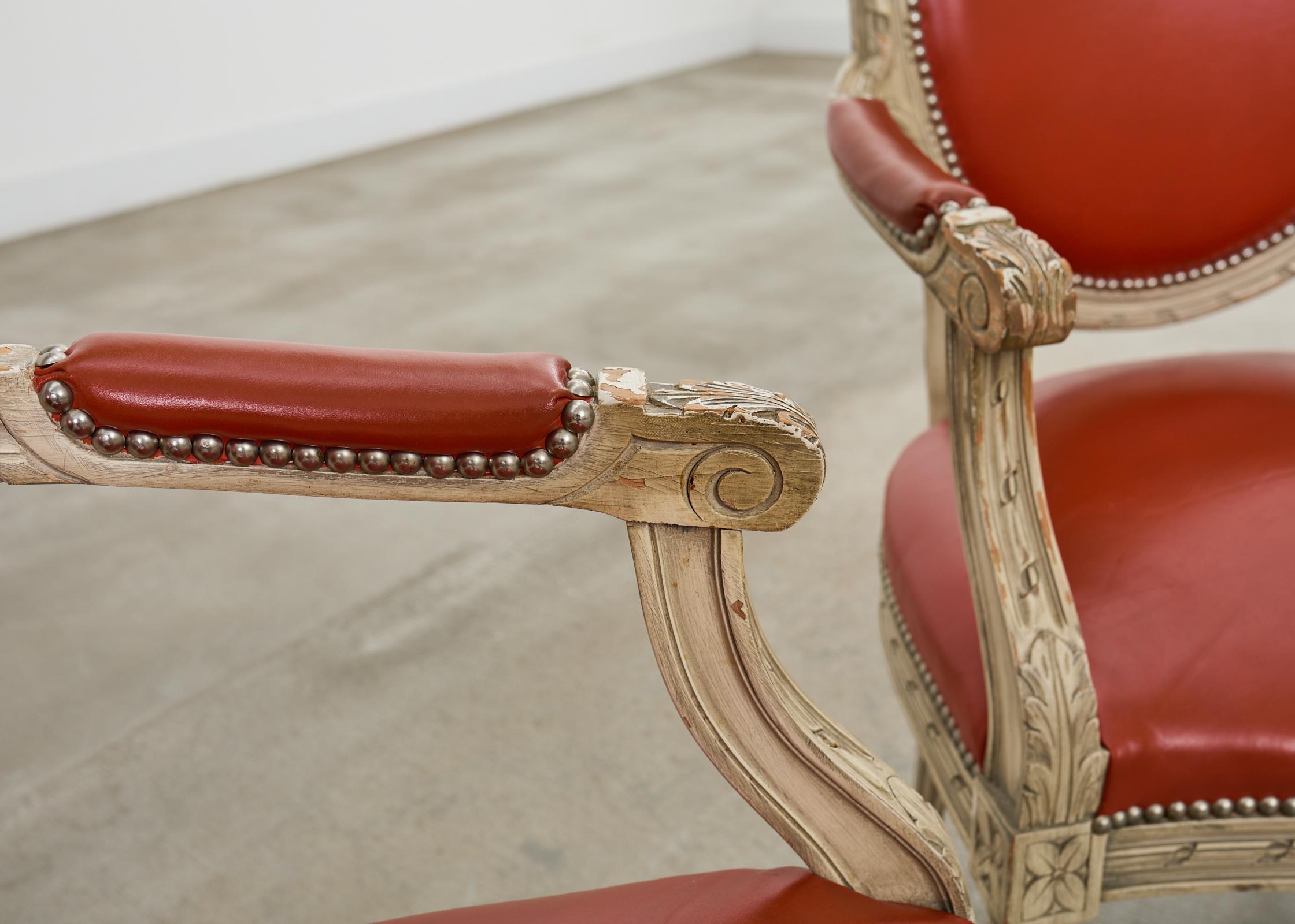 Ensemble de cinq chaises de salle à manger françaises peintes de style Louis XVI en vente 1