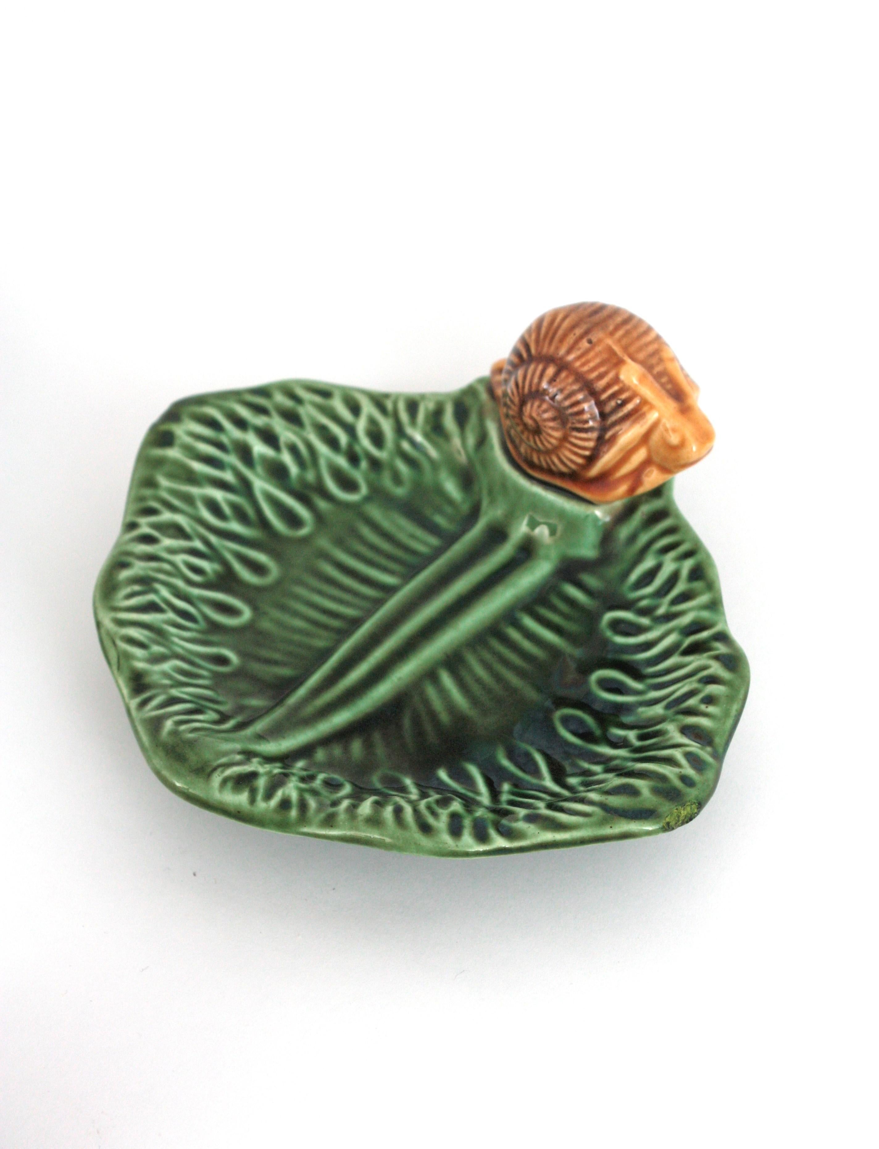Ensemble de cinq assiettes escargot et plateau de service en céramique majolique française en vente 2