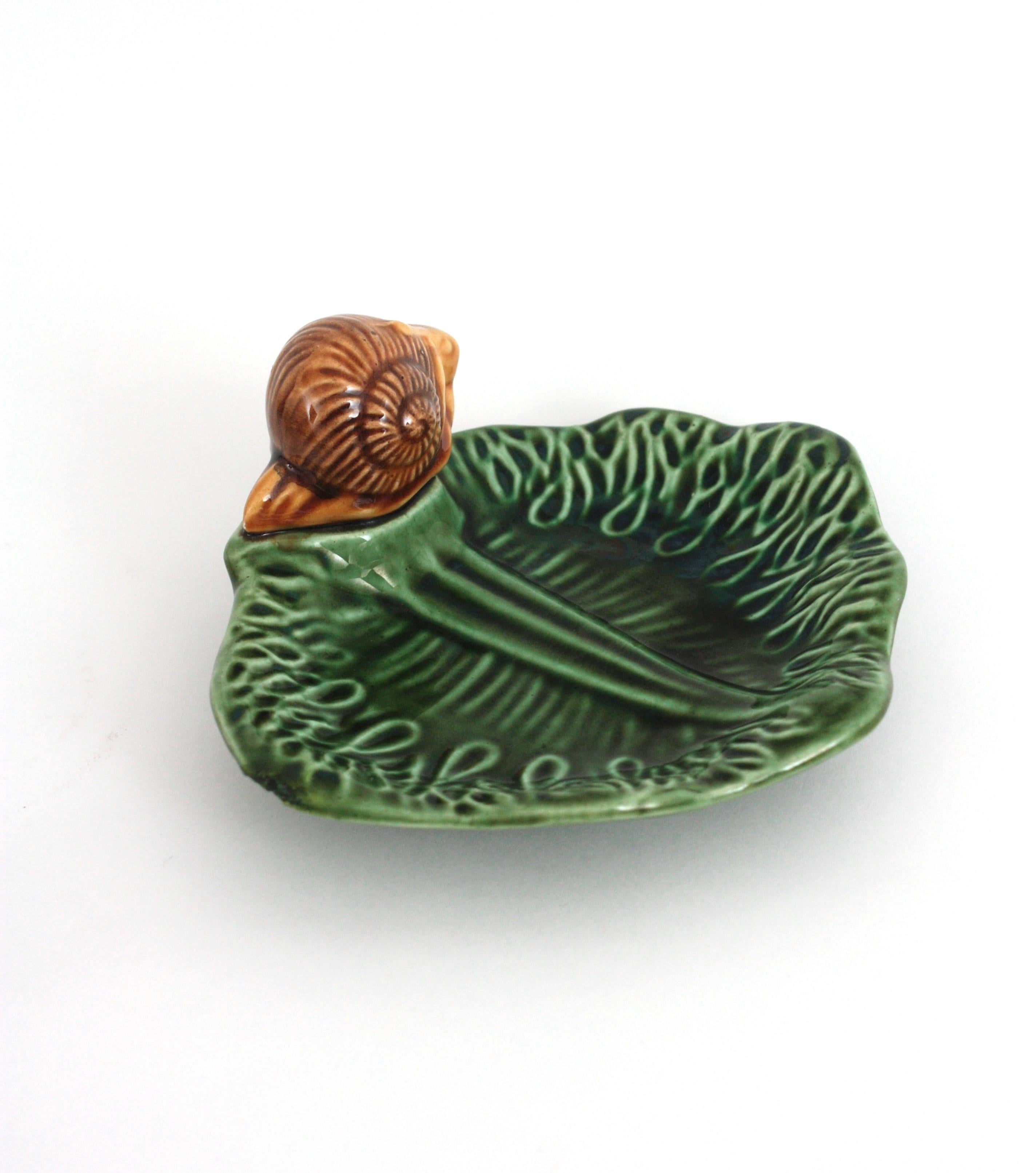 Ensemble de cinq assiettes escargot et plateau de service en céramique majolique française en vente 3