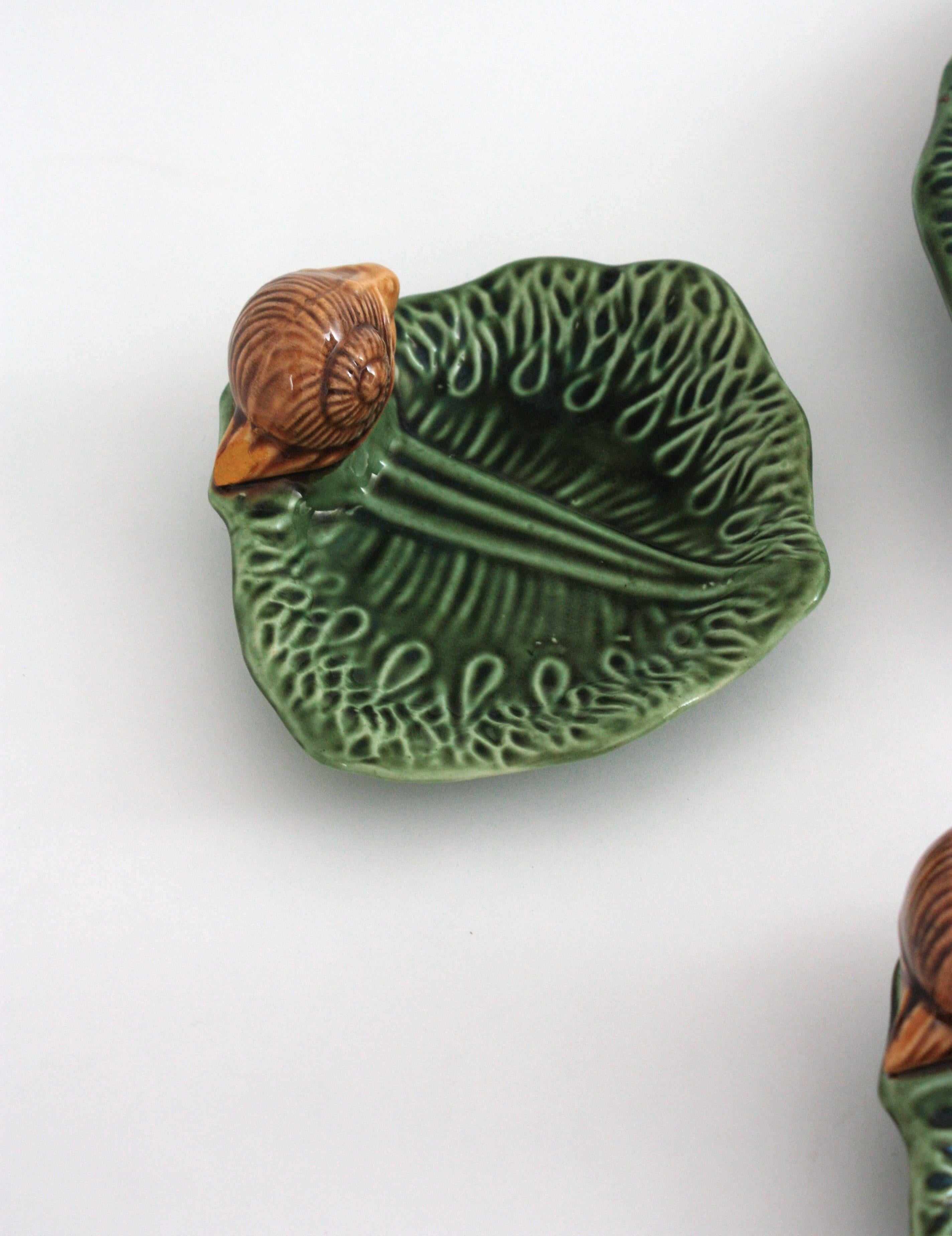 Ensemble de cinq assiettes escargot et plateau de service en céramique majolique française en vente 4