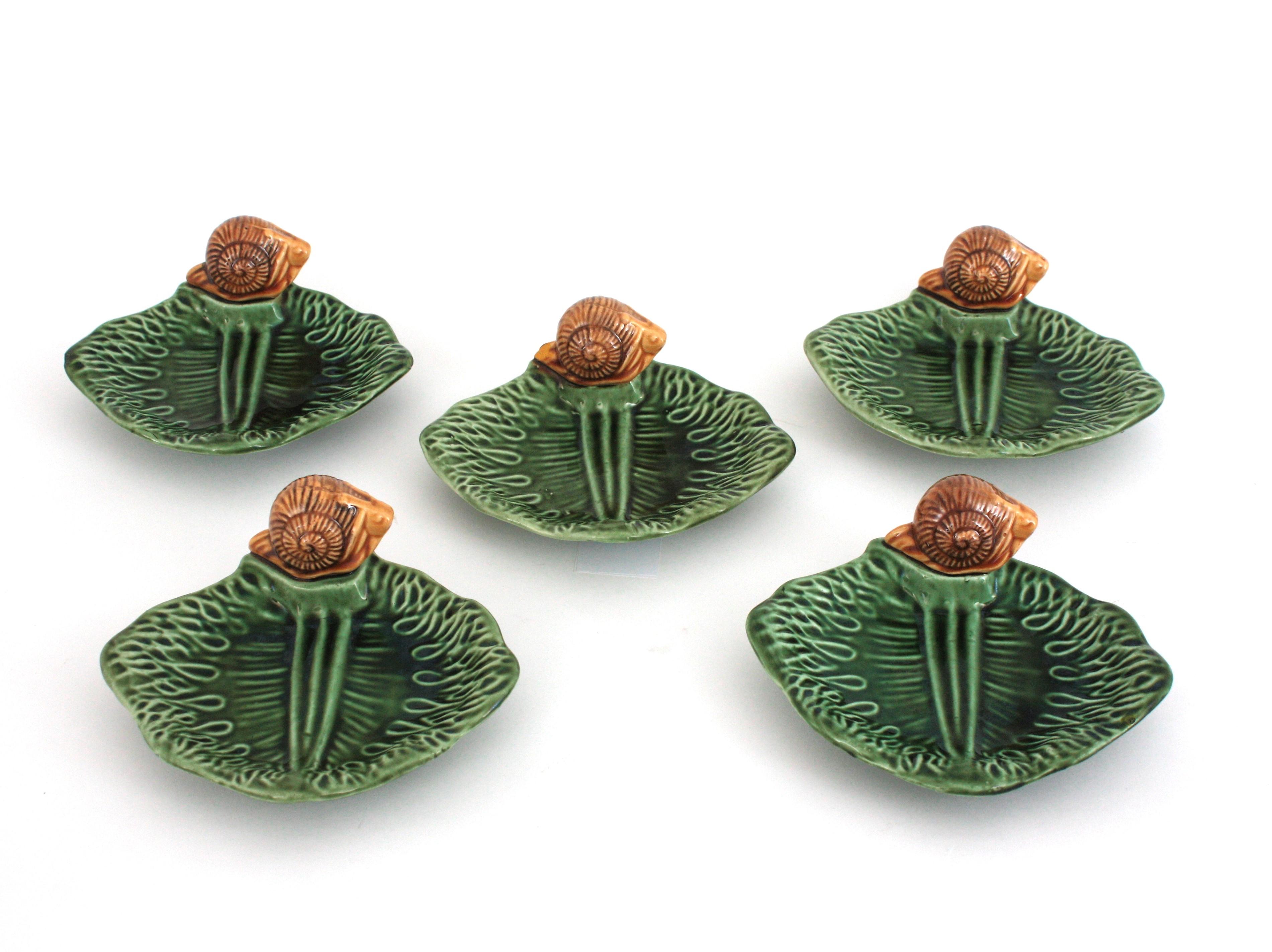 Ensemble de cinq assiettes escargot et plateau de service en céramique majolique française en vente 5
