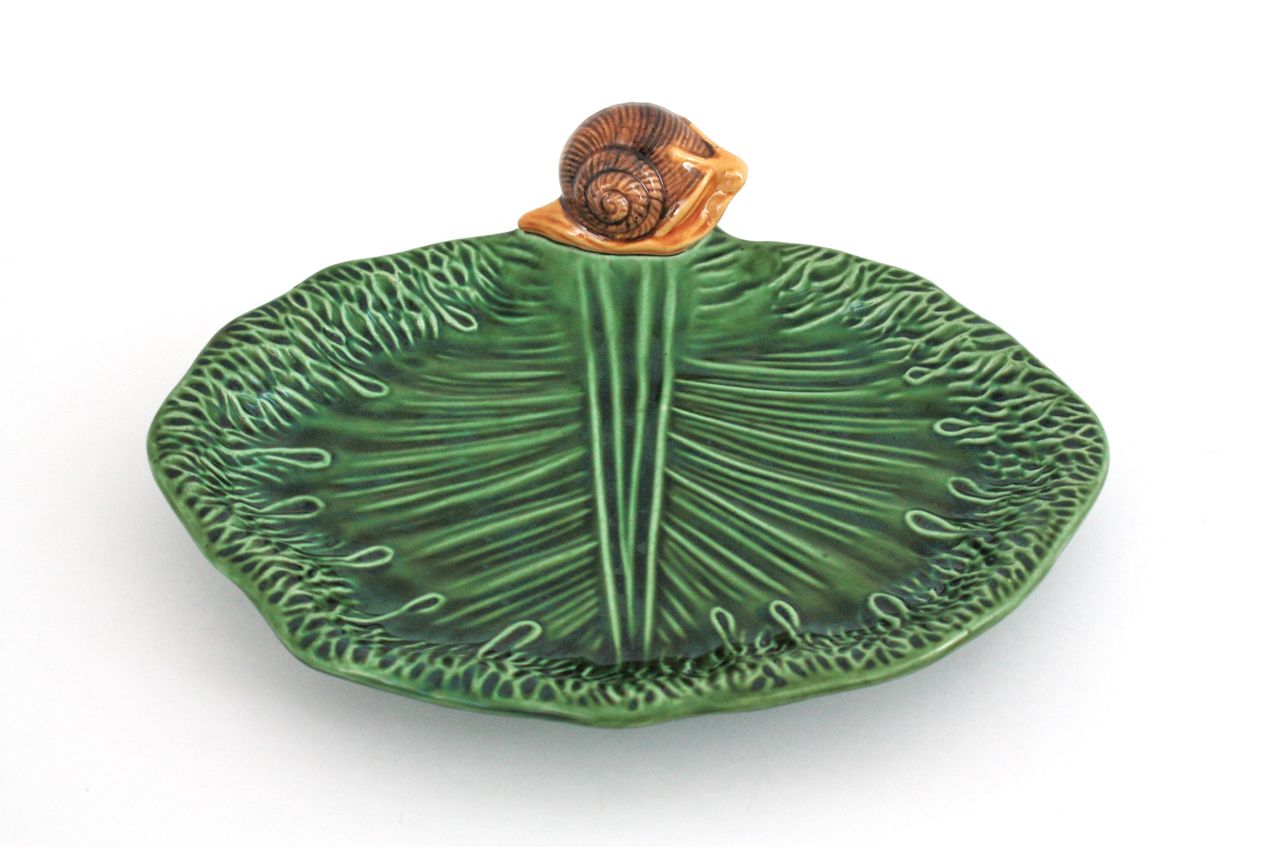 Ensemble de cinq assiettes escargot et plateau de service en céramique majolique française en vente 6
