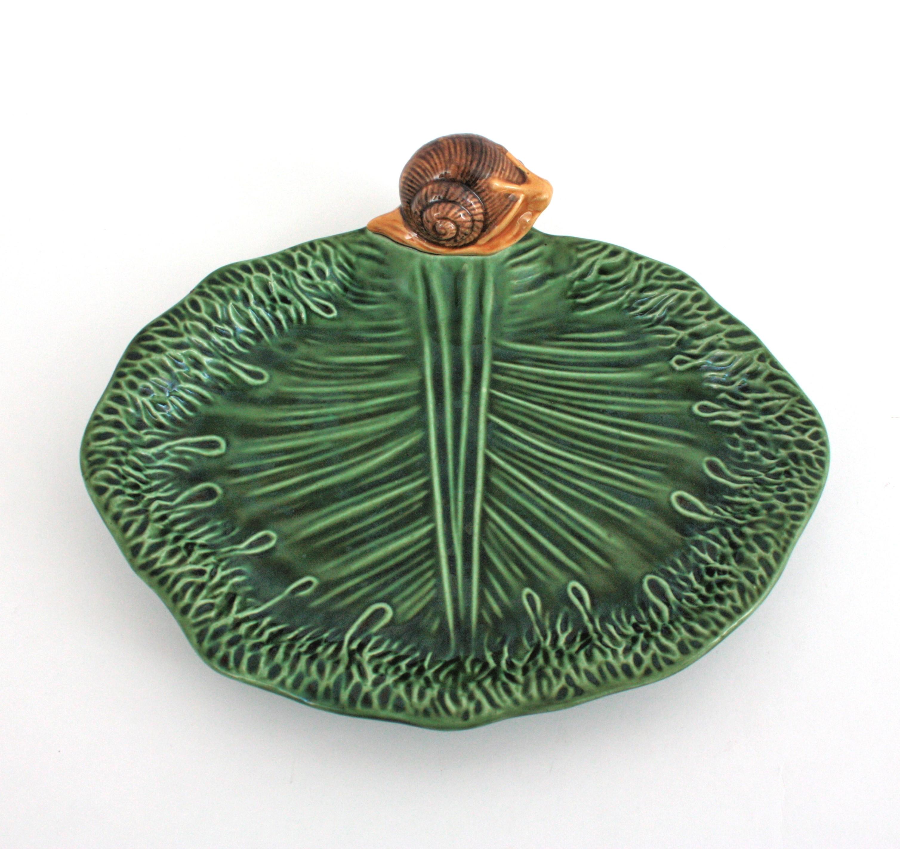 Ensemble de cinq assiettes escargot et plateau de service en céramique majolique française en vente 7
