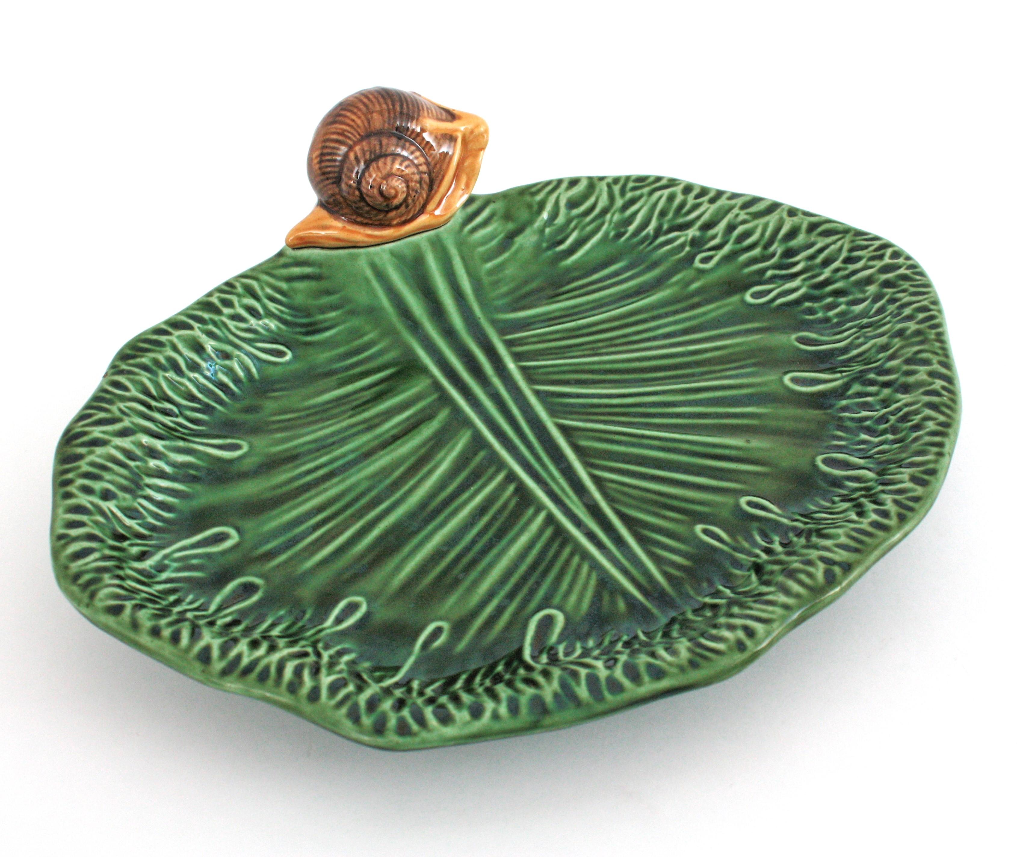 Ensemble de cinq assiettes escargot et plateau de service en céramique majolique française en vente 8