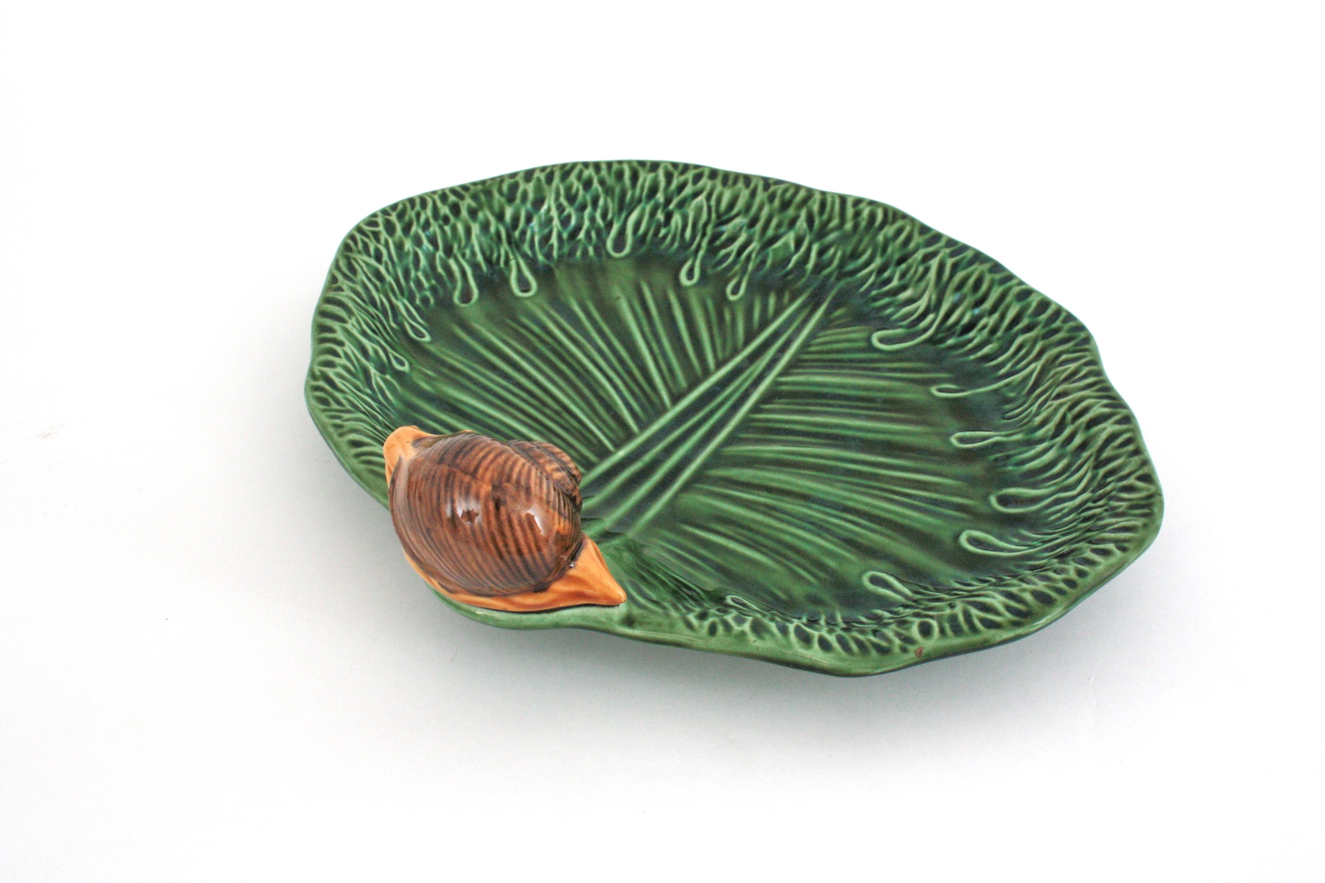 Ensemble de cinq assiettes escargot et plateau de service en céramique majolique française en vente 9