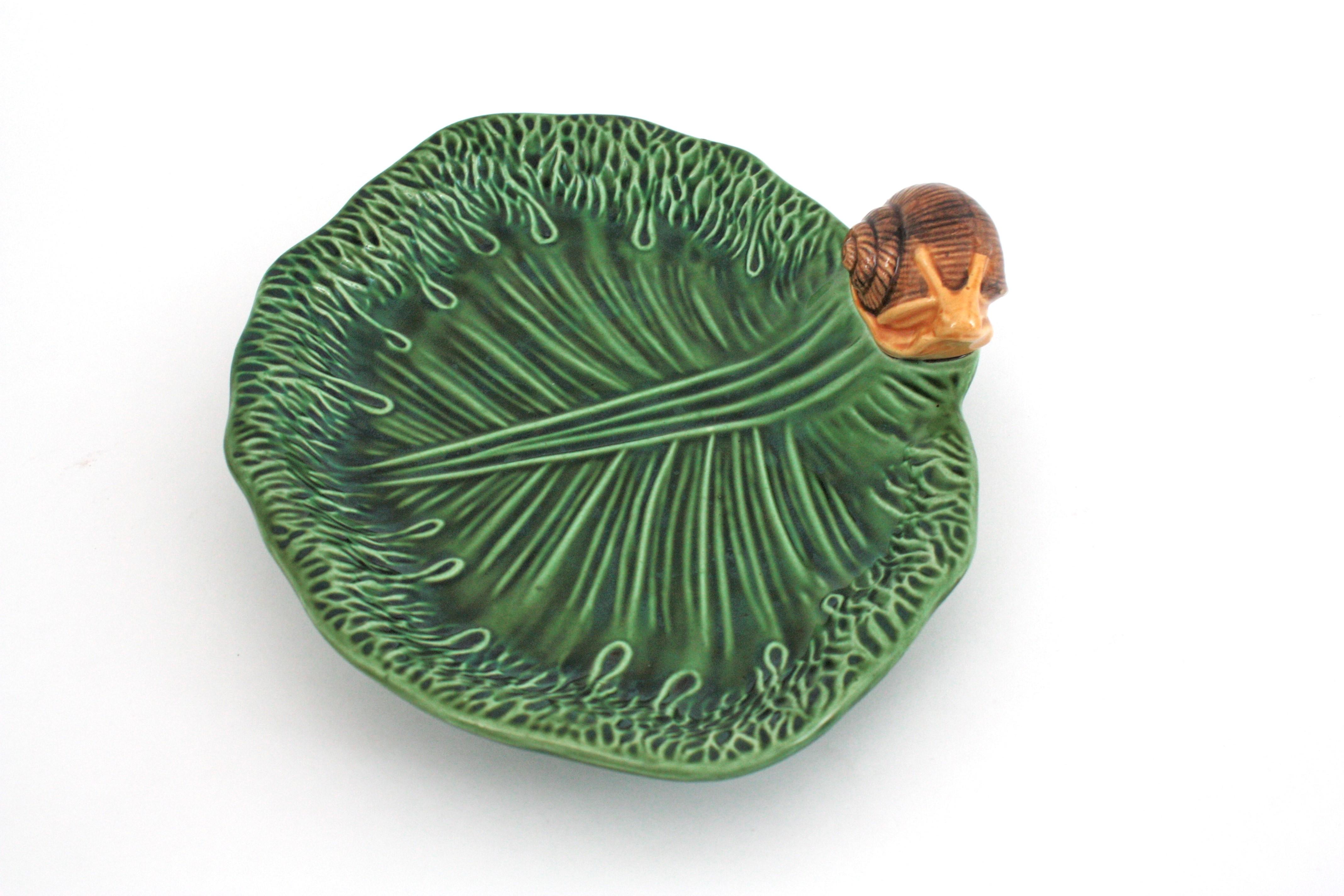 Ensemble de cinq assiettes escargot et plateau de service en céramique majolique française en vente 10