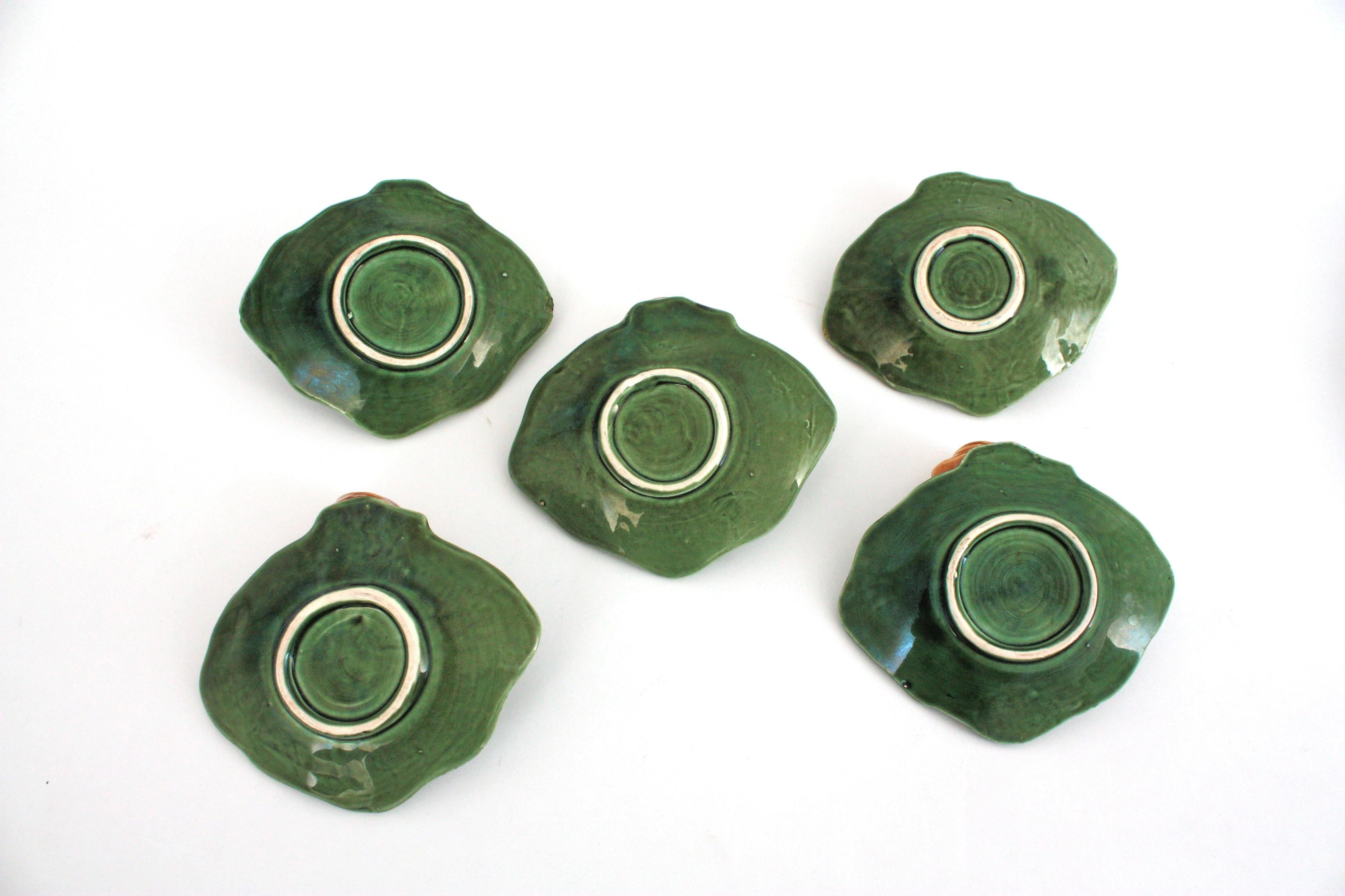 Ensemble de cinq assiettes escargot et plateau de service en céramique majolique française en vente 11
