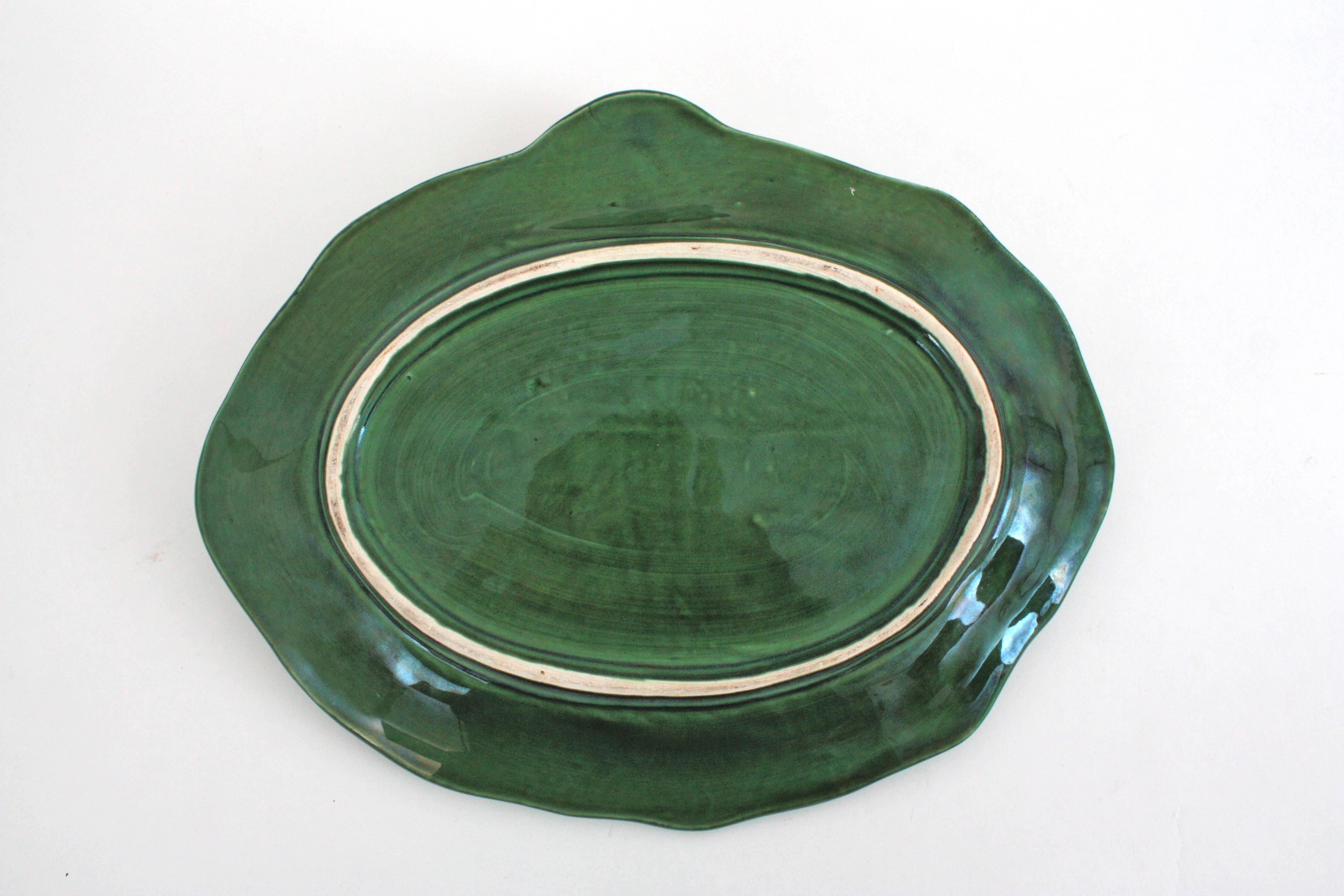 Ensemble de cinq assiettes escargot et plateau de service en céramique majolique française en vente 12