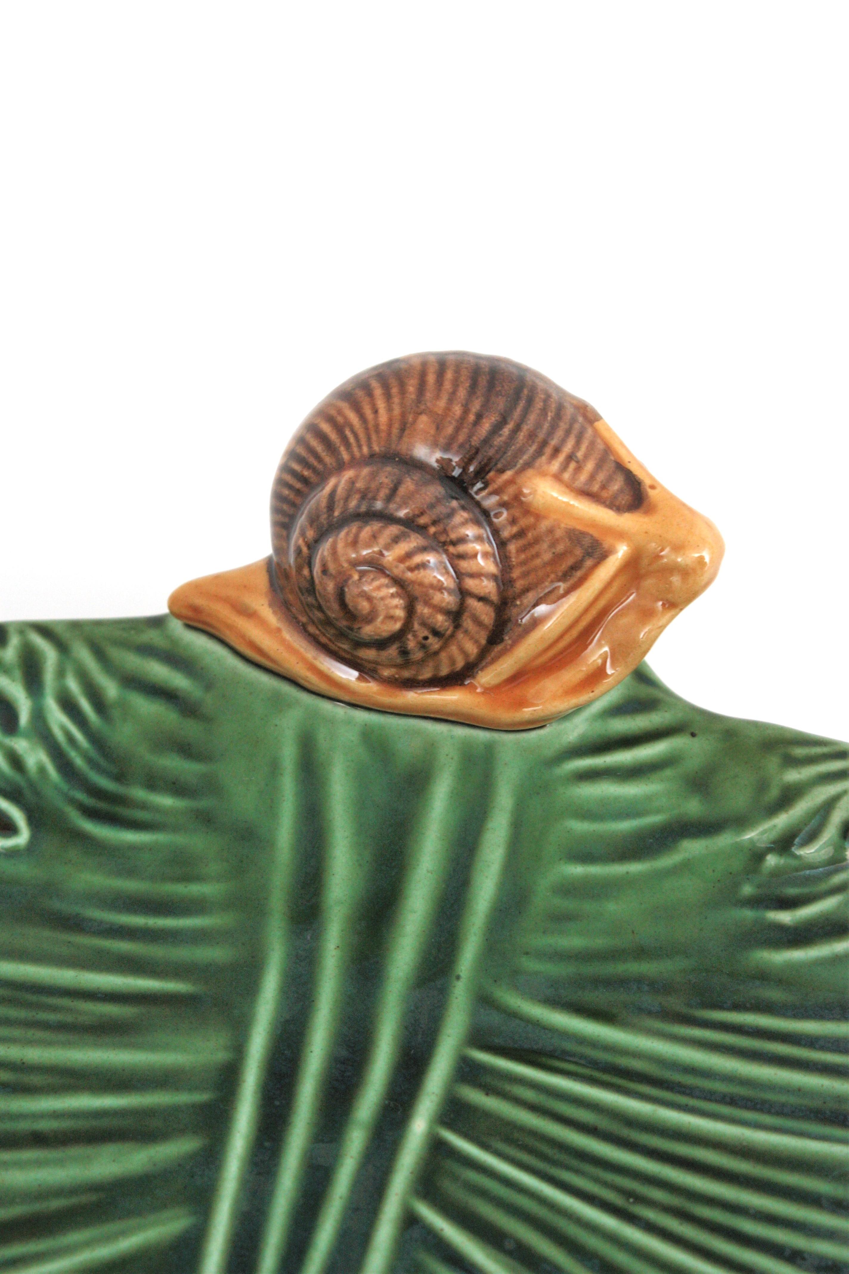 Mid-Century Modern Ensemble de cinq assiettes escargot et plateau de service en céramique majolique française en vente